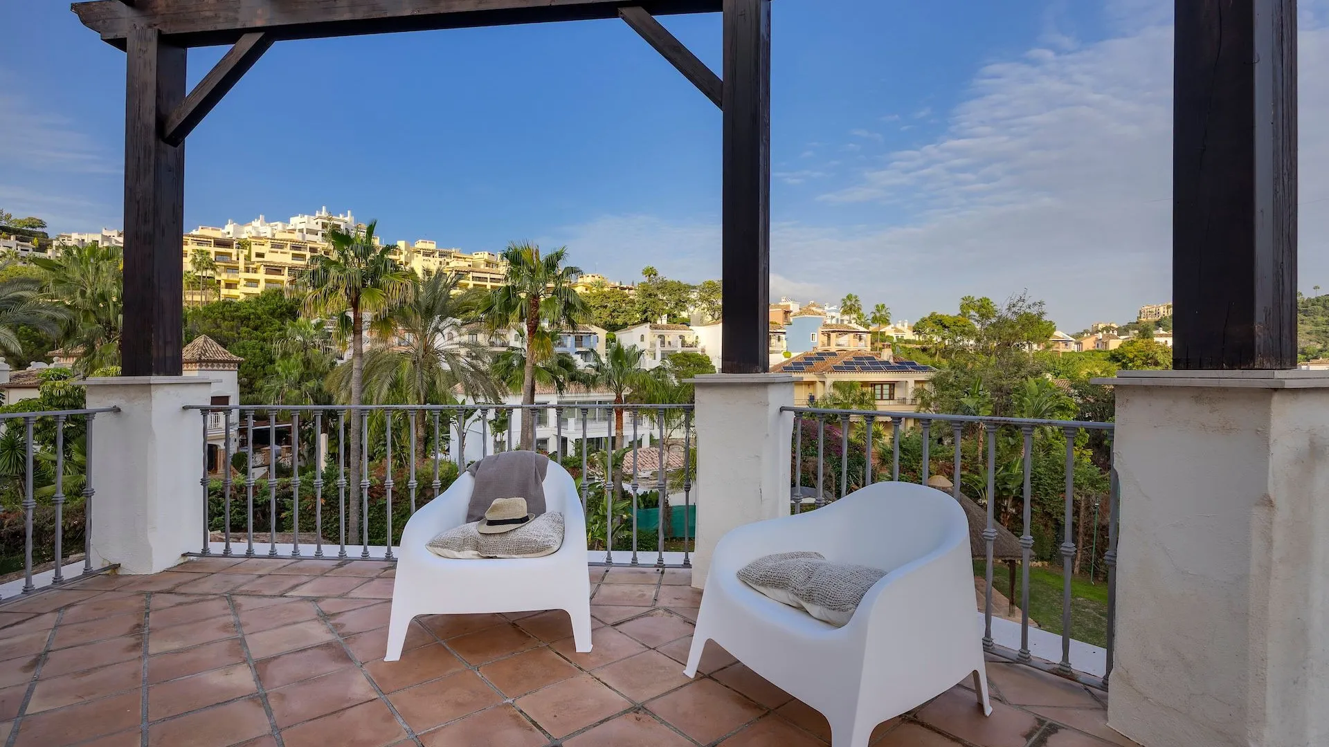 Se vende villa pareada en Los Arqueros de 6 dormitorios