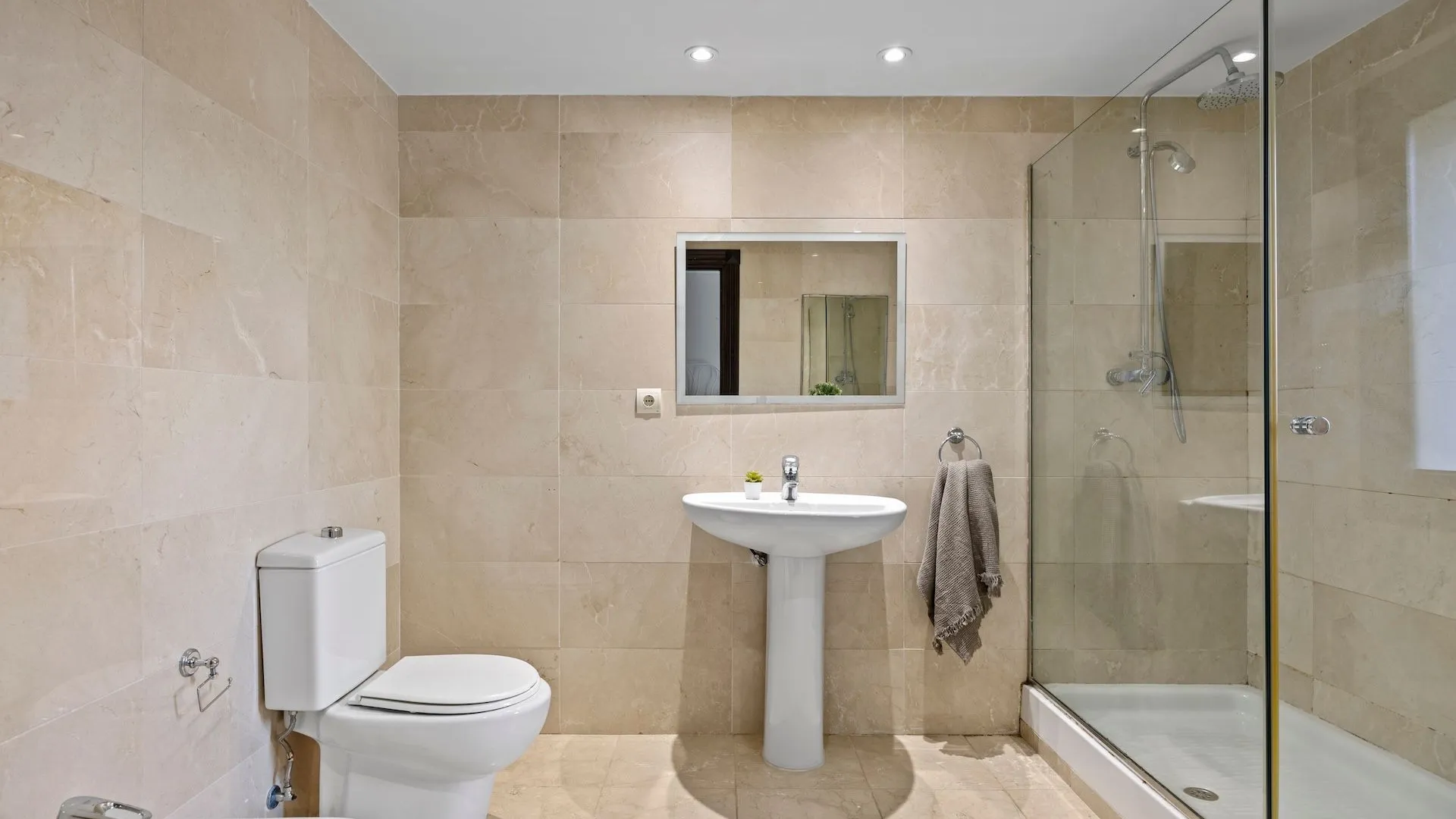 Se vende villa pareada en Los Arqueros de 6 dormitorios