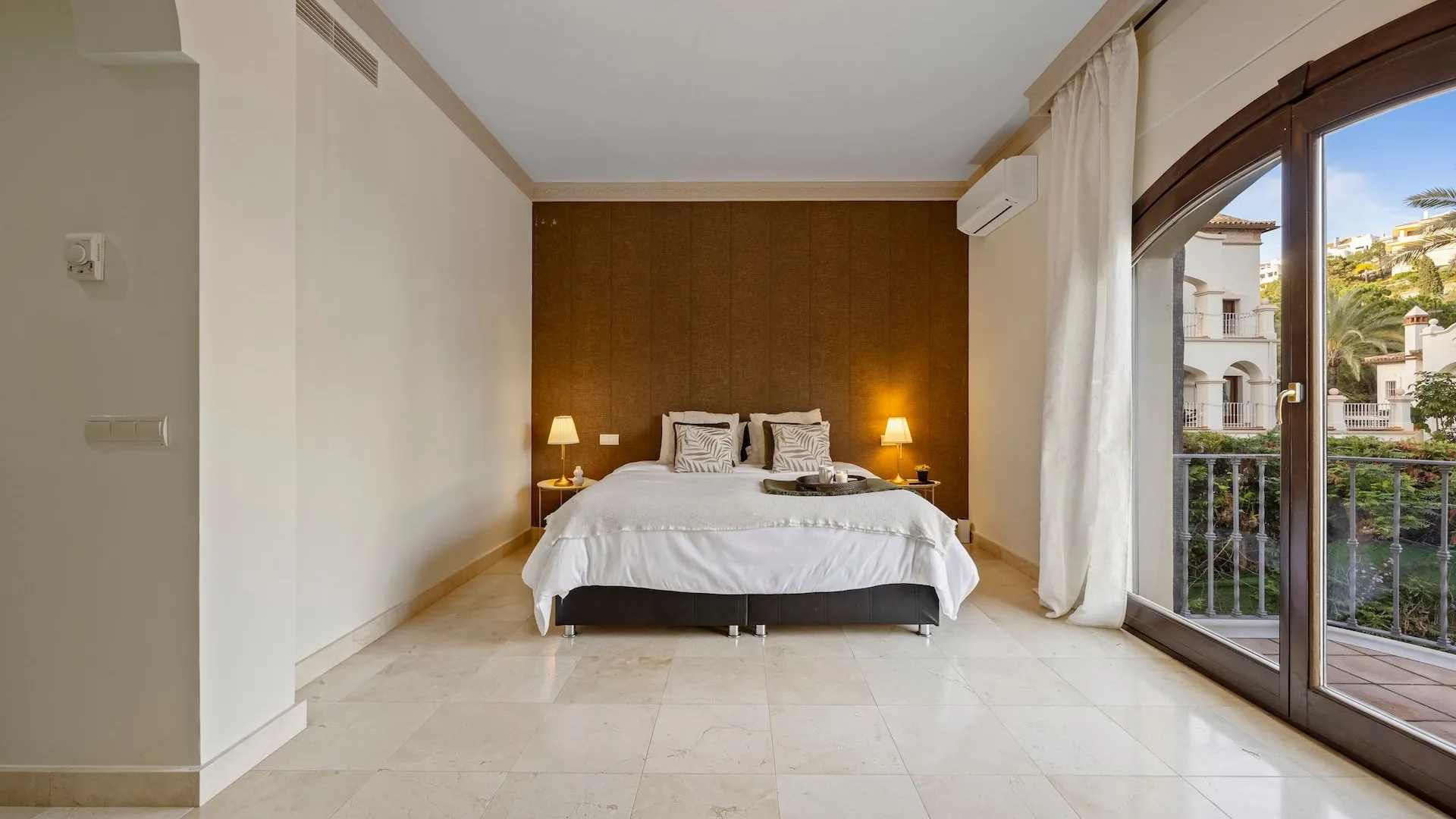 Se vende villa pareada en Los Arqueros de 6 dormitorios