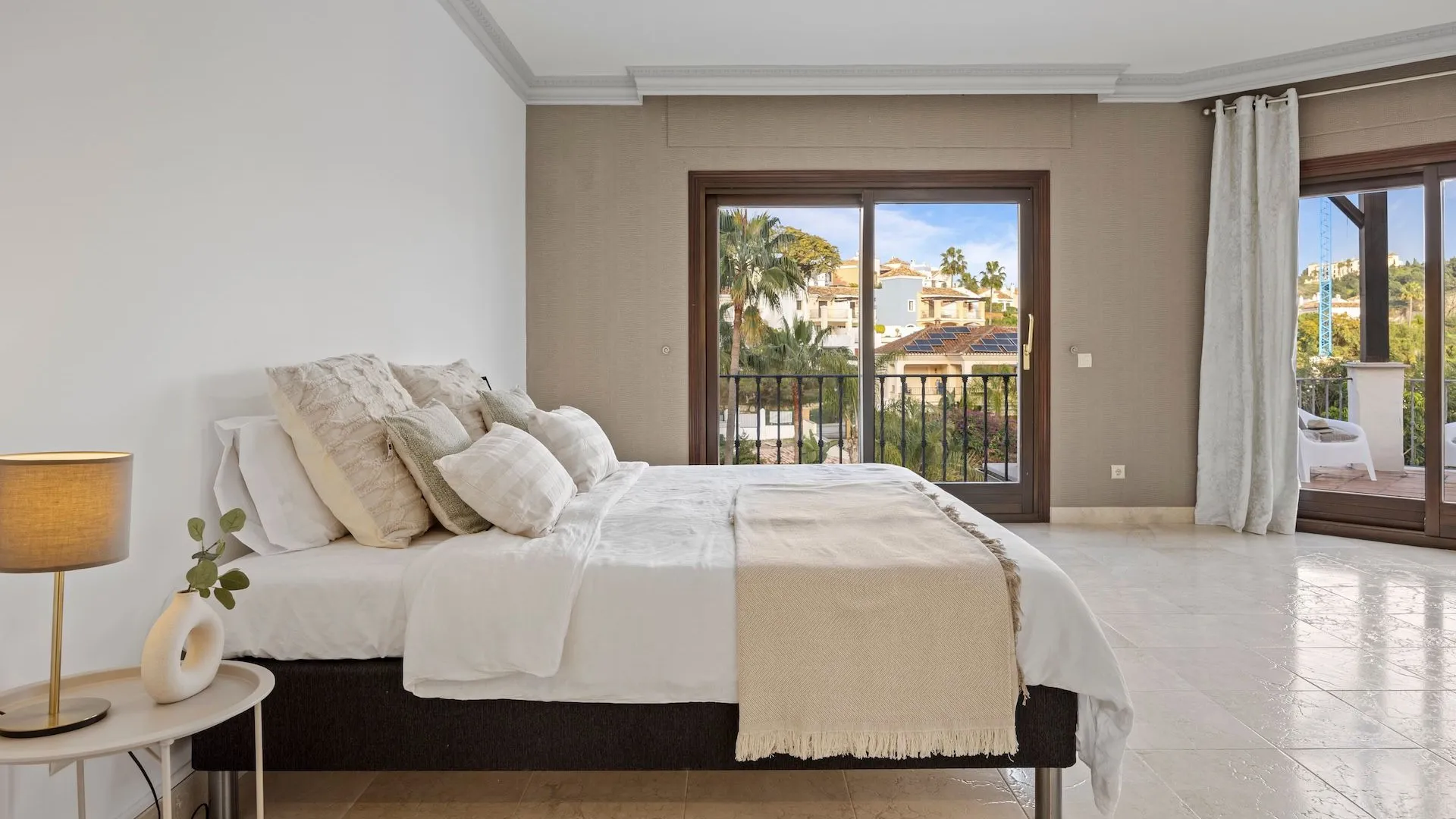 Se vende villa pareada en Los Arqueros de 6 dormitorios