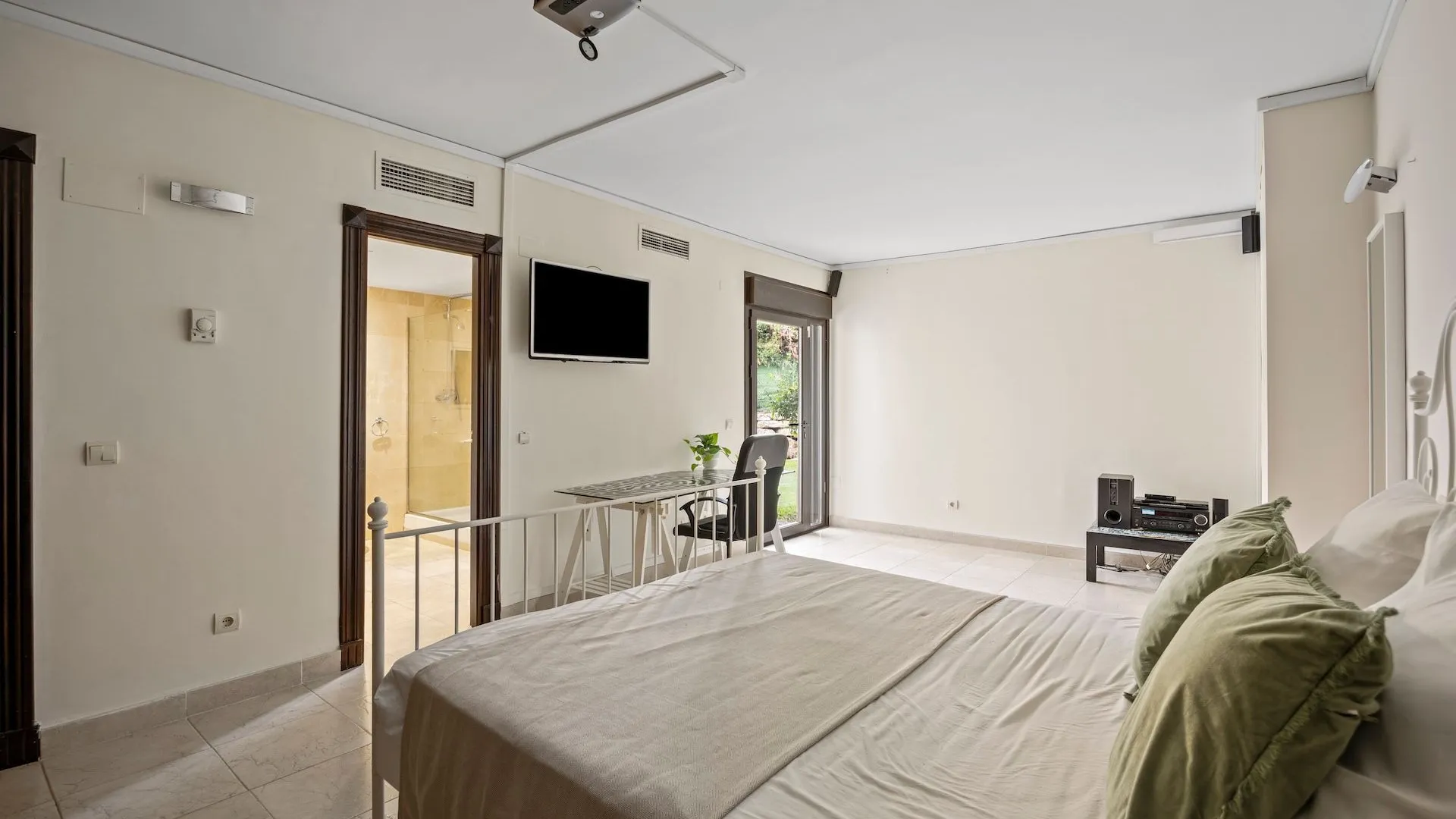 Se vende villa pareada en Los Arqueros de 6 dormitorios