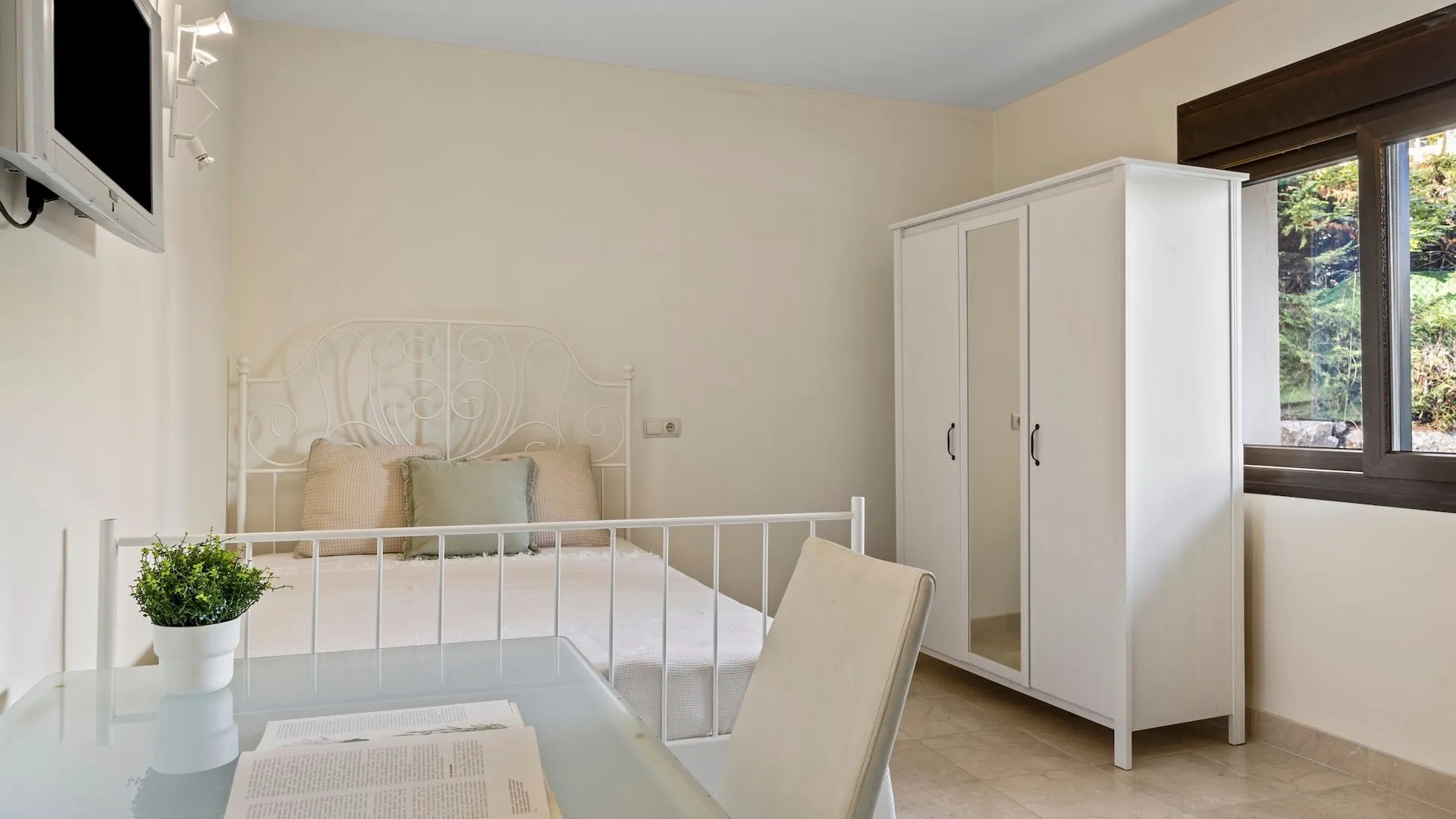 Se vende villa pareada en Los Arqueros de 6 dormitorios