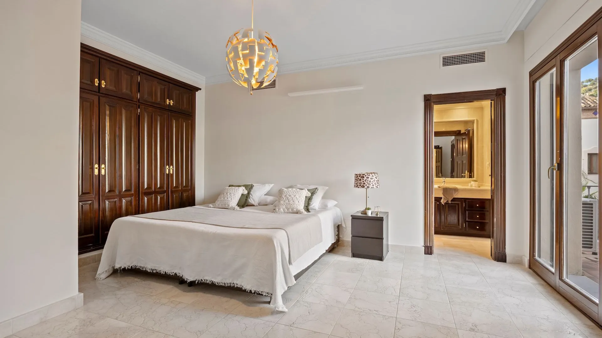 Se vende villa pareada en Los Arqueros de 6 dormitorios