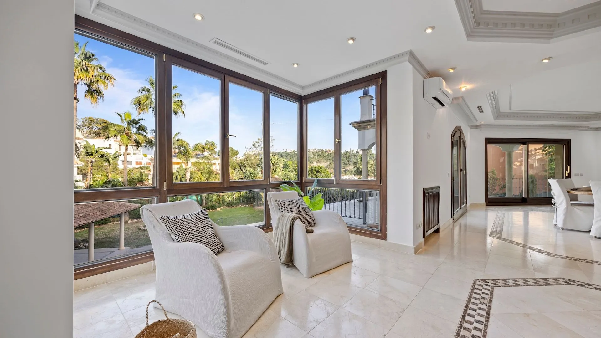 Se vende villa pareada en Los Arqueros de 6 dormitorios