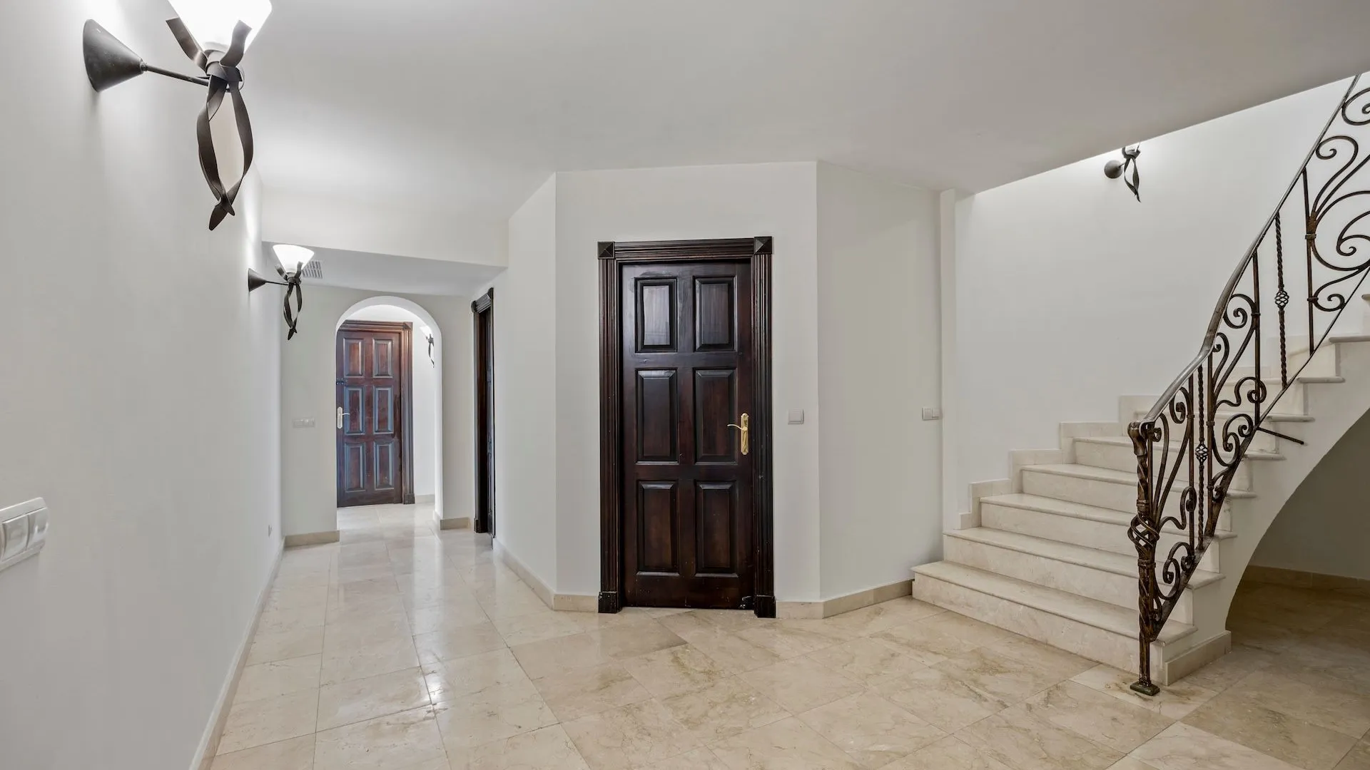 Se vende villa pareada en Los Arqueros de 6 dormitorios