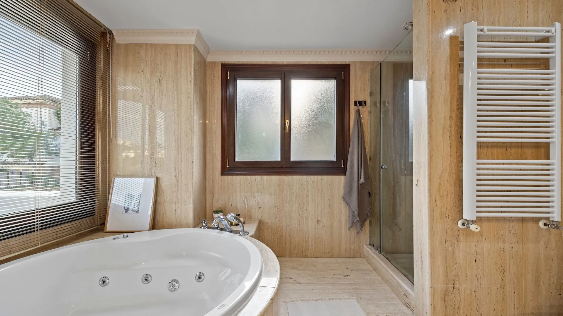 Se vende villa pareada en Los Arqueros de 6 dormitorios