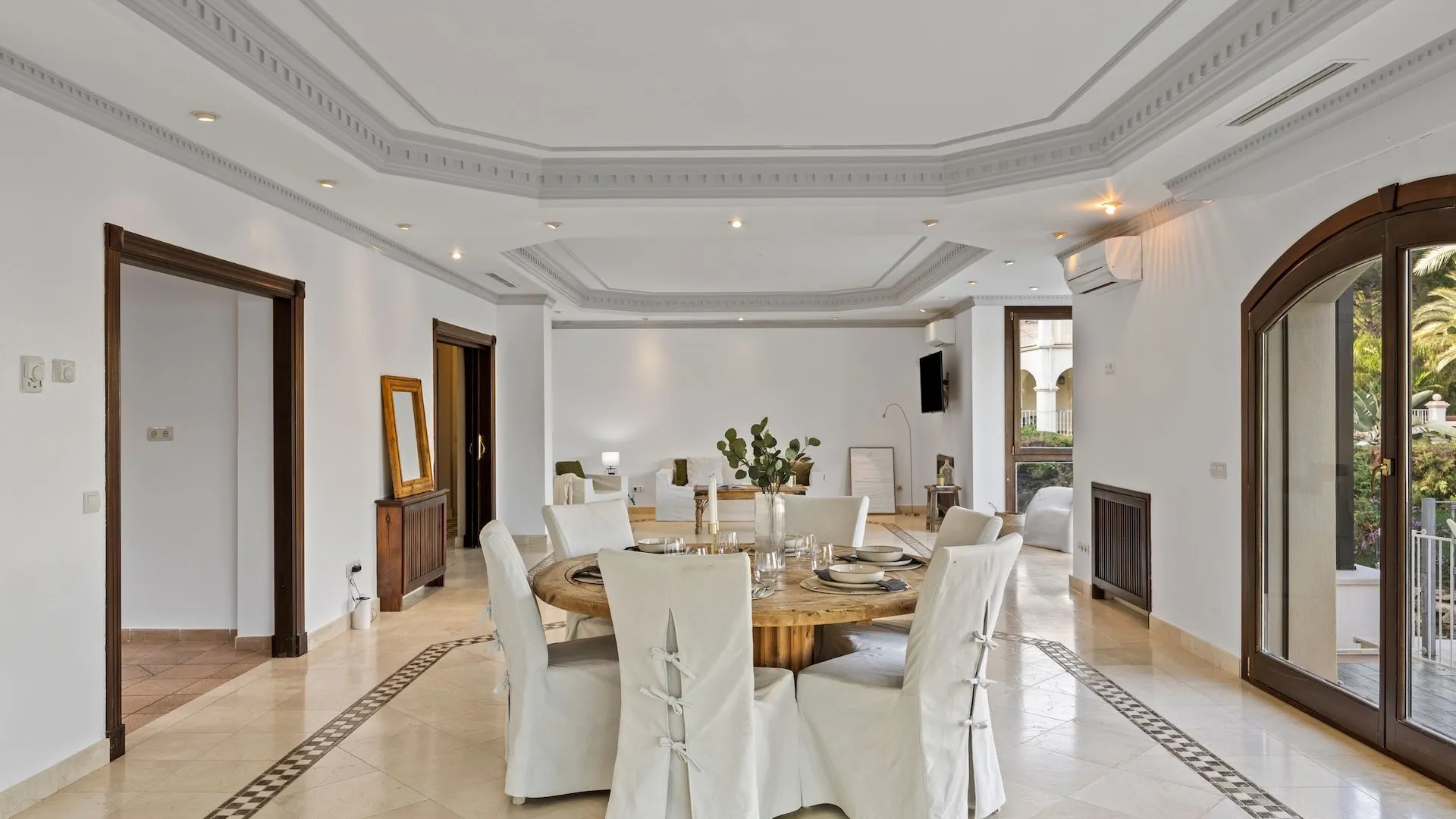 Se vende villa pareada en Los Arqueros de 6 dormitorios