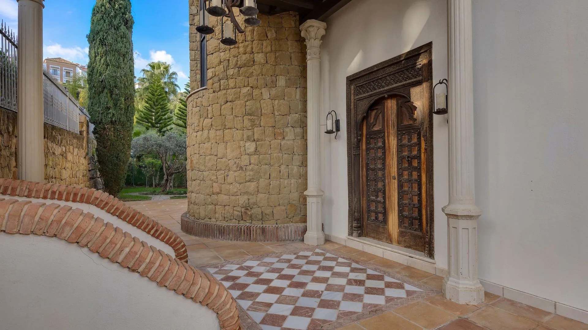 Se vende villa pareada en Los Arqueros de 6 dormitorios