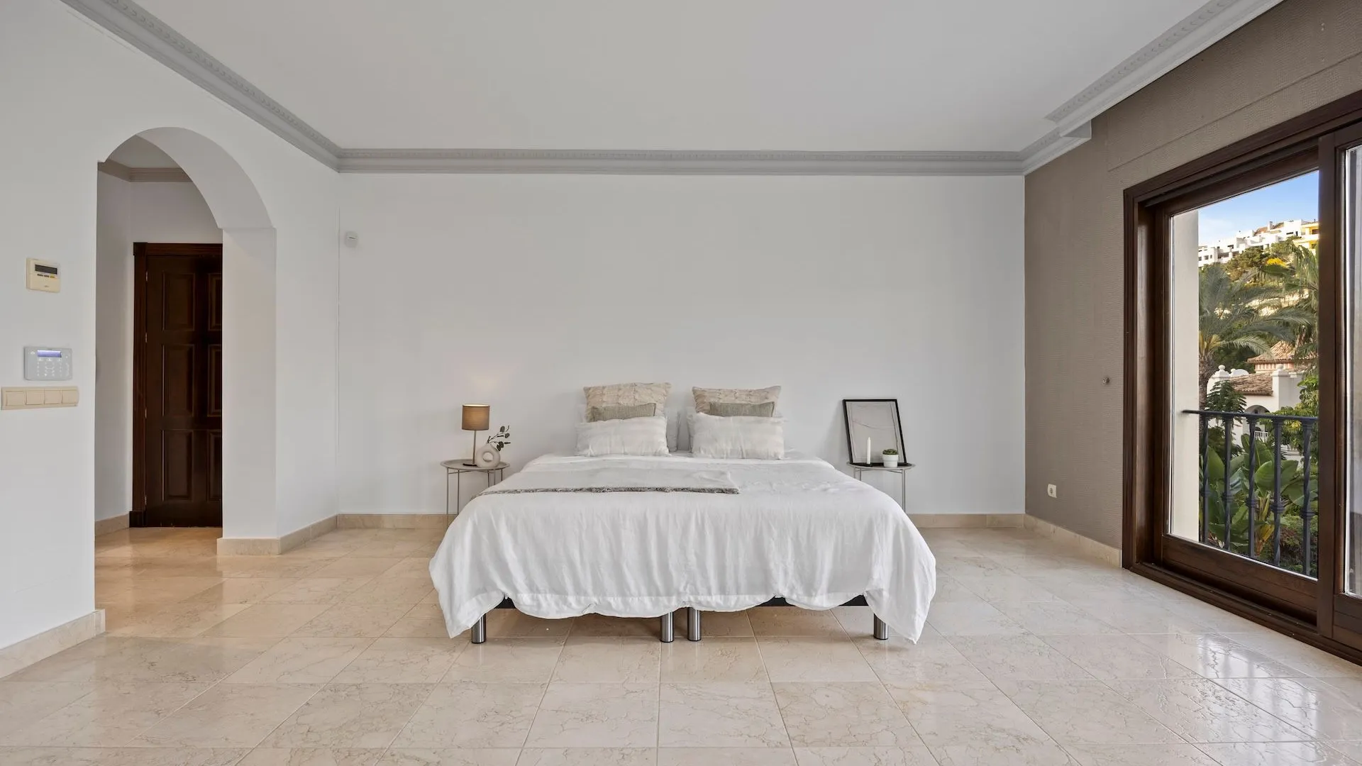 Se vende villa pareada en Los Arqueros de 6 dormitorios