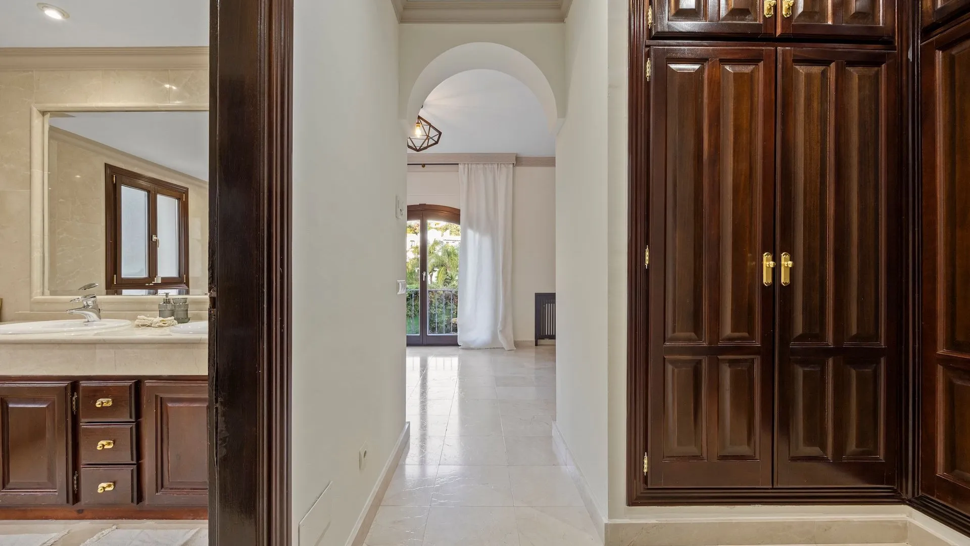 Se vende villa pareada en Los Arqueros de 6 dormitorios