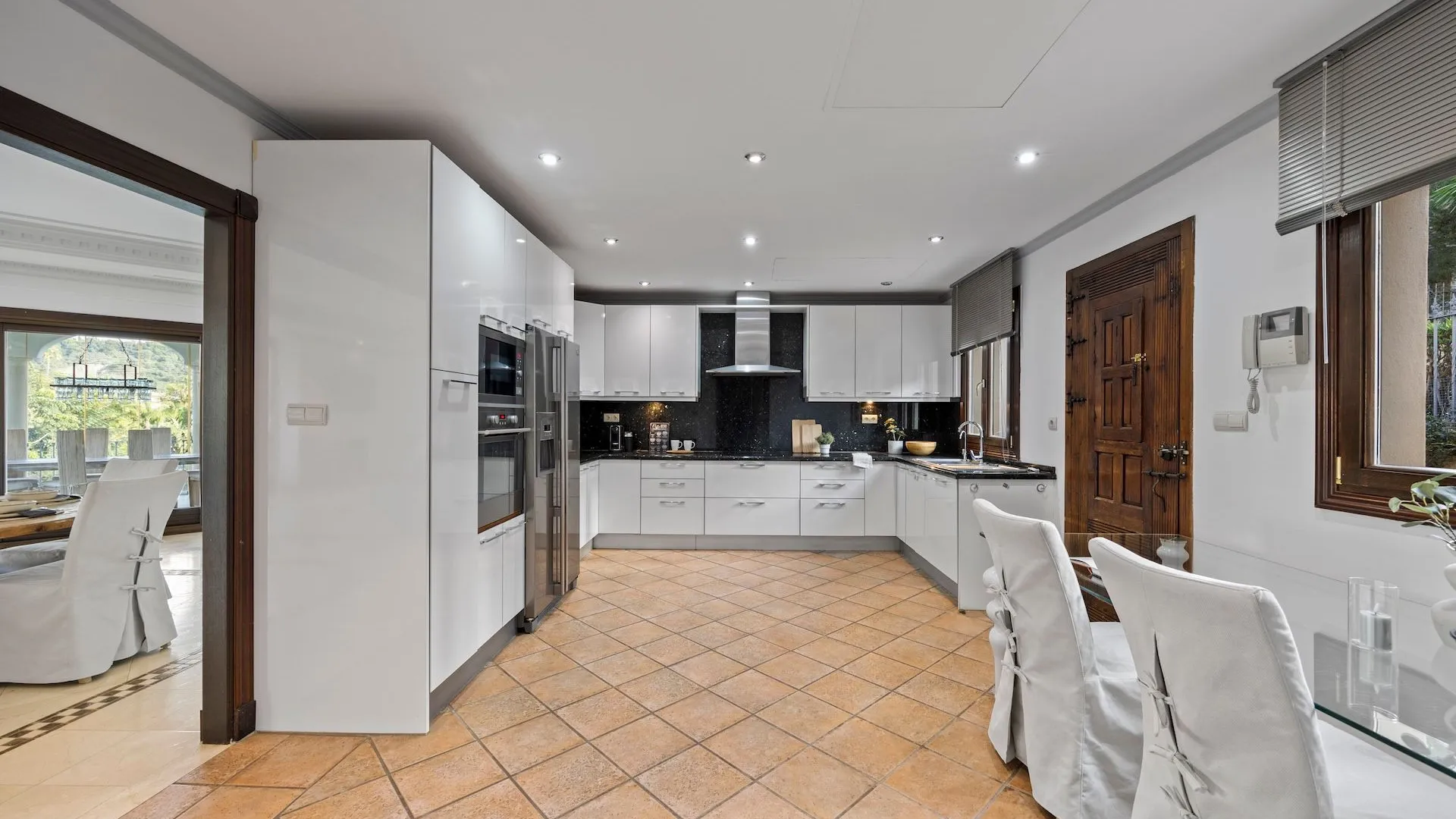 Se vende villa pareada en Los Arqueros de 6 dormitorios