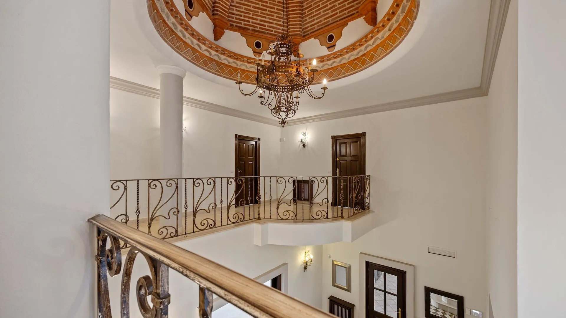 Se vende villa pareada en Los Arqueros de 6 dormitorios