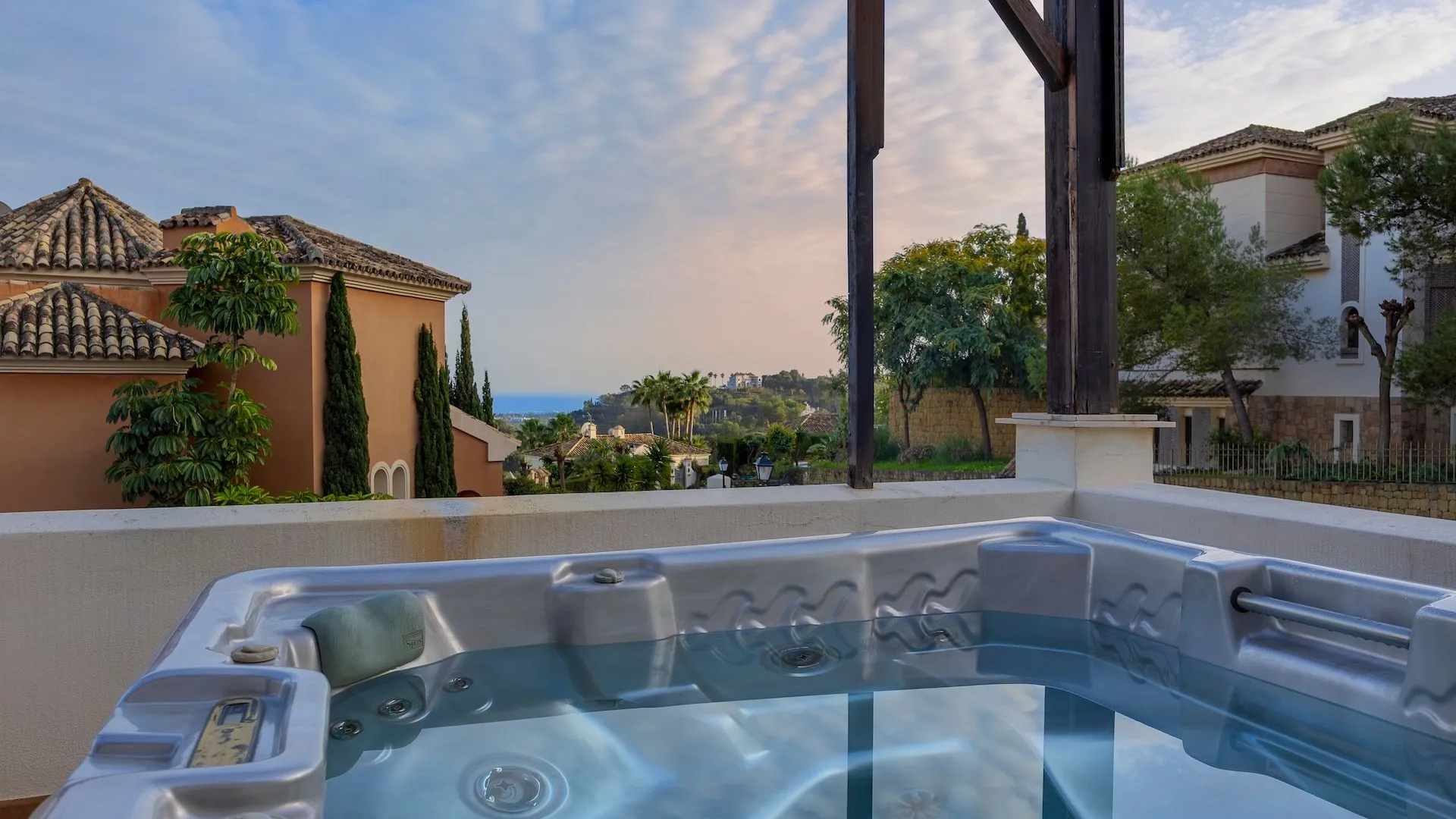 Se vende villa pareada en Los Arqueros de 6 dormitorios