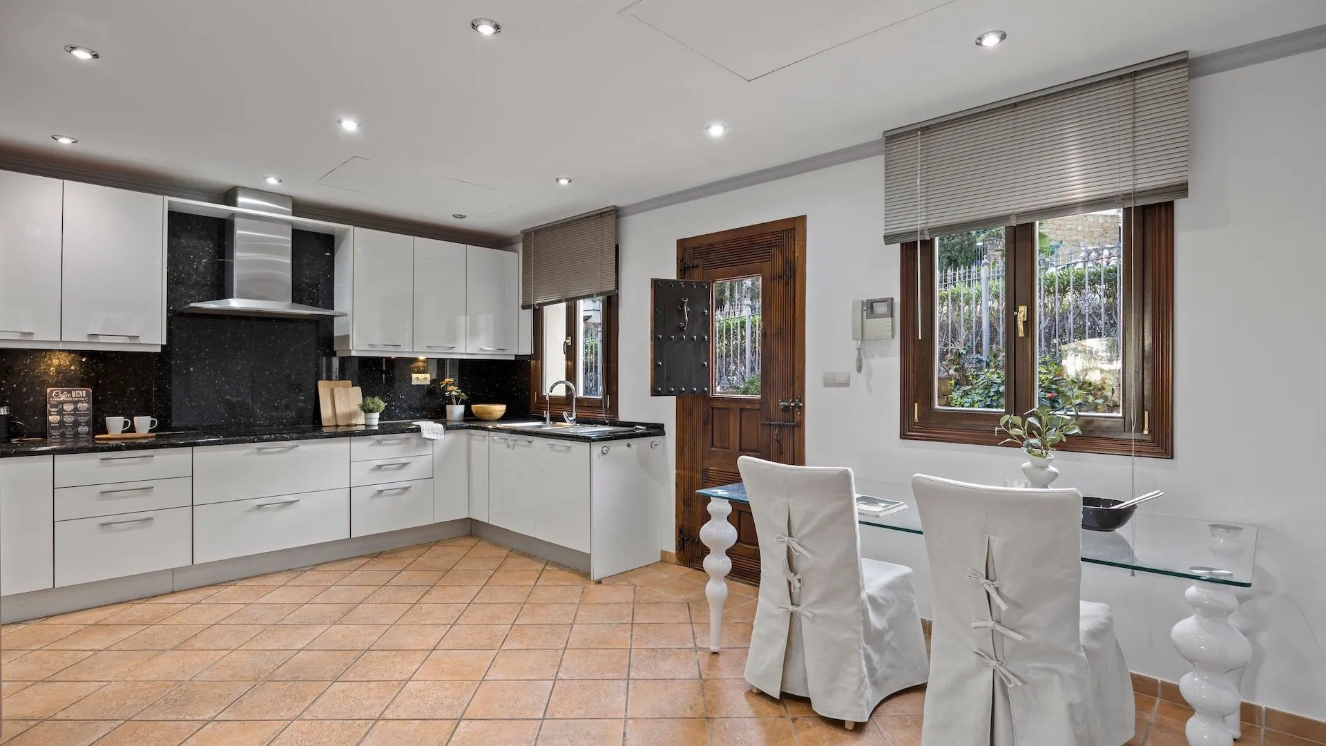 Se vende villa pareada en Los Arqueros de 6 dormitorios