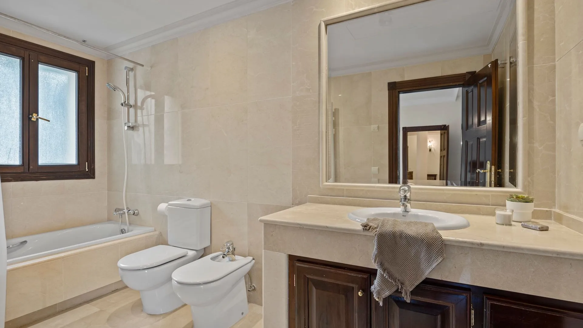 Se vende villa pareada en Los Arqueros de 6 dormitorios