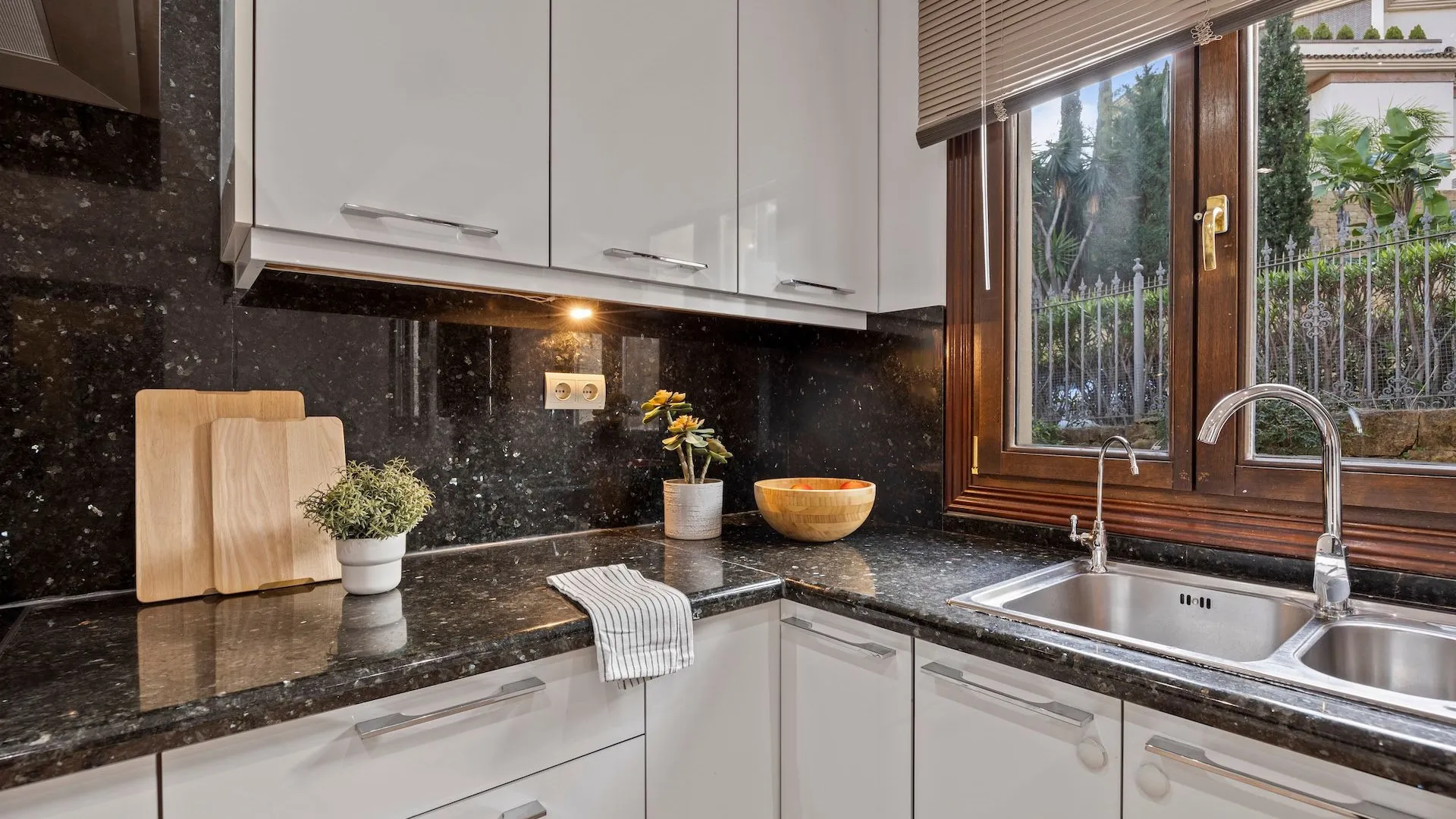 Se vende villa pareada en Los Arqueros de 6 dormitorios