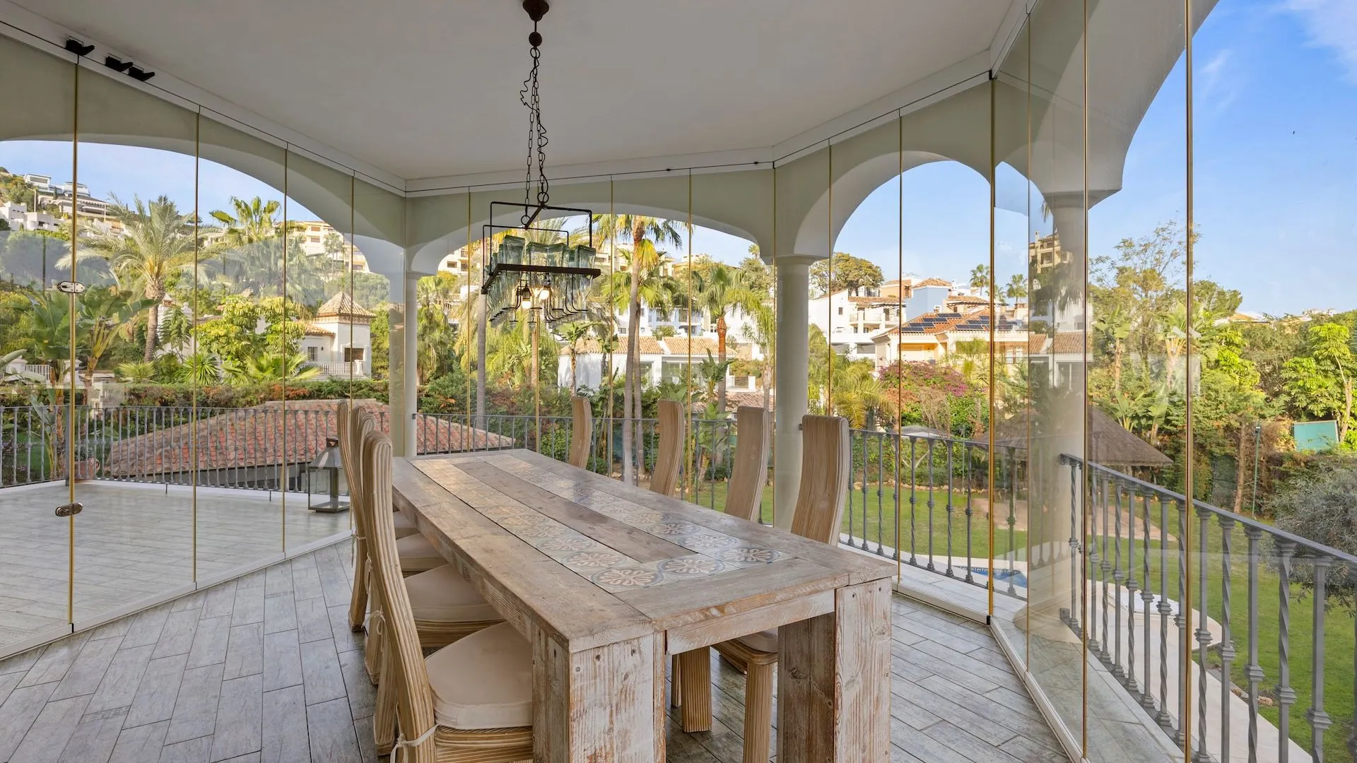 Se vende villa pareada en Los Arqueros de 6 dormitorios