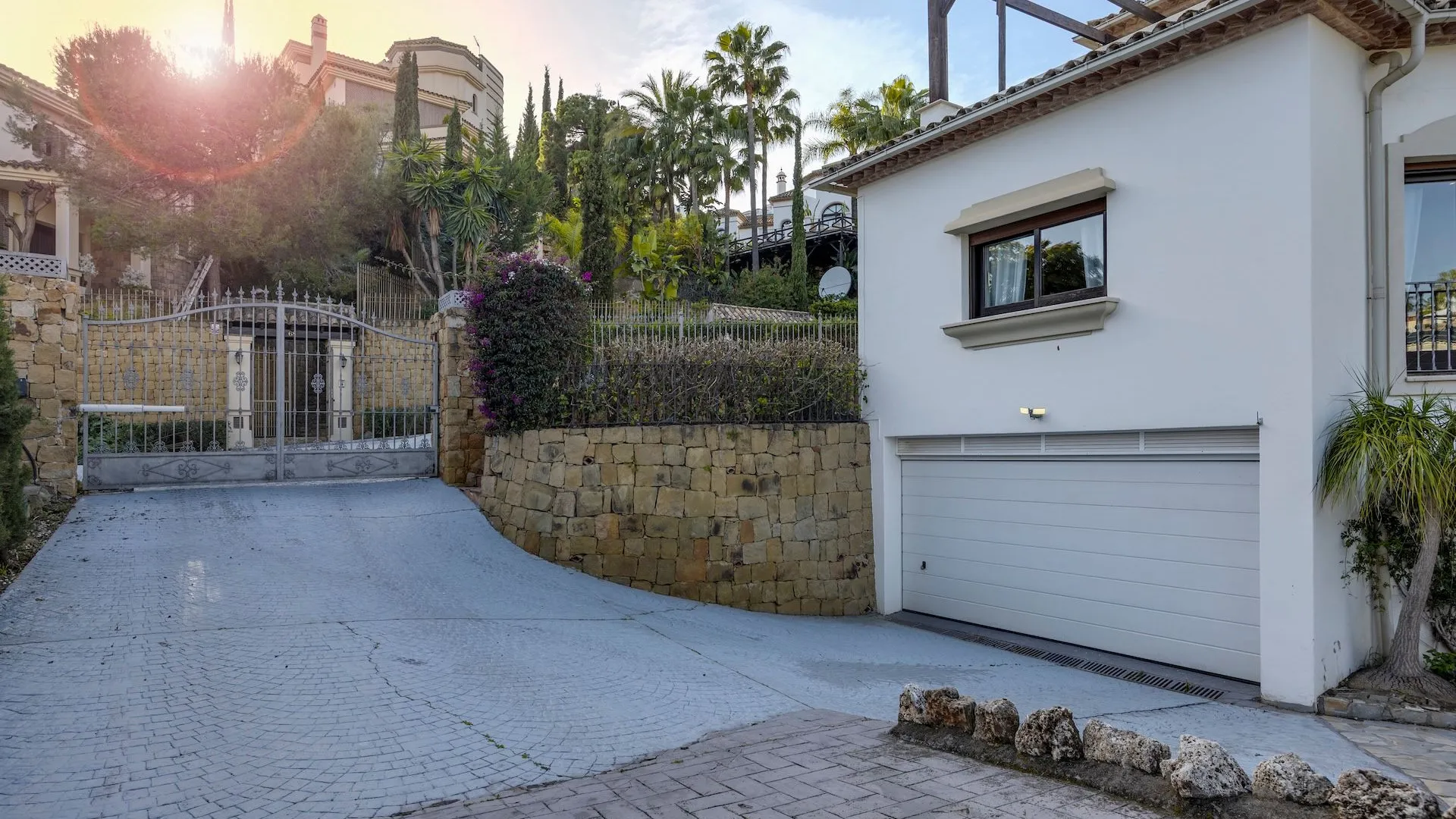 Se vende villa pareada en Los Arqueros de 6 dormitorios