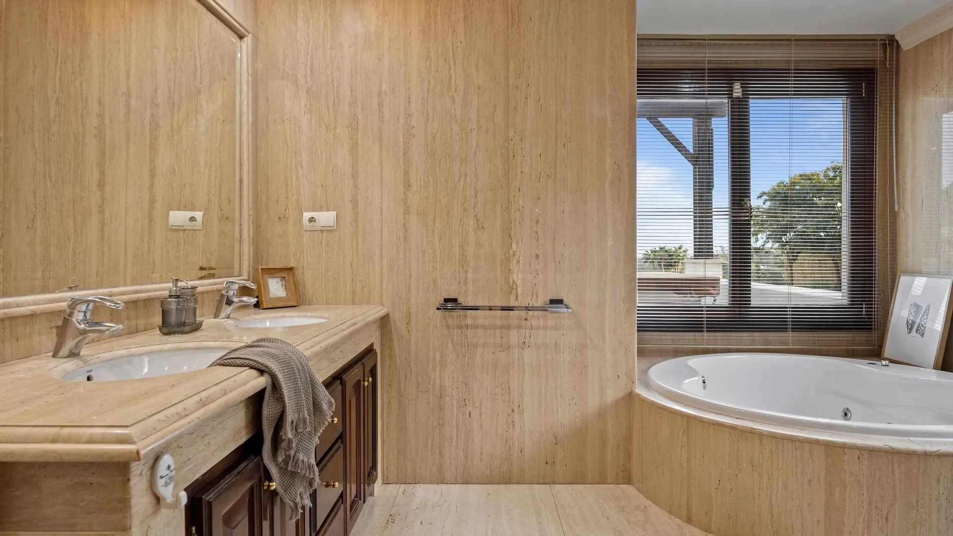 Se vende villa pareada en Los Arqueros de 6 dormitorios