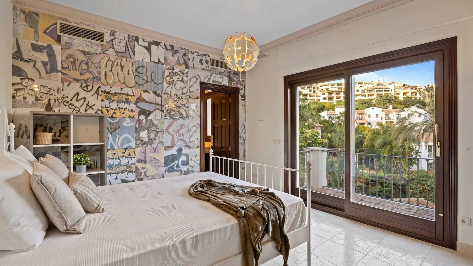 Se vende villa pareada en Los Arqueros de 6 dormitorios