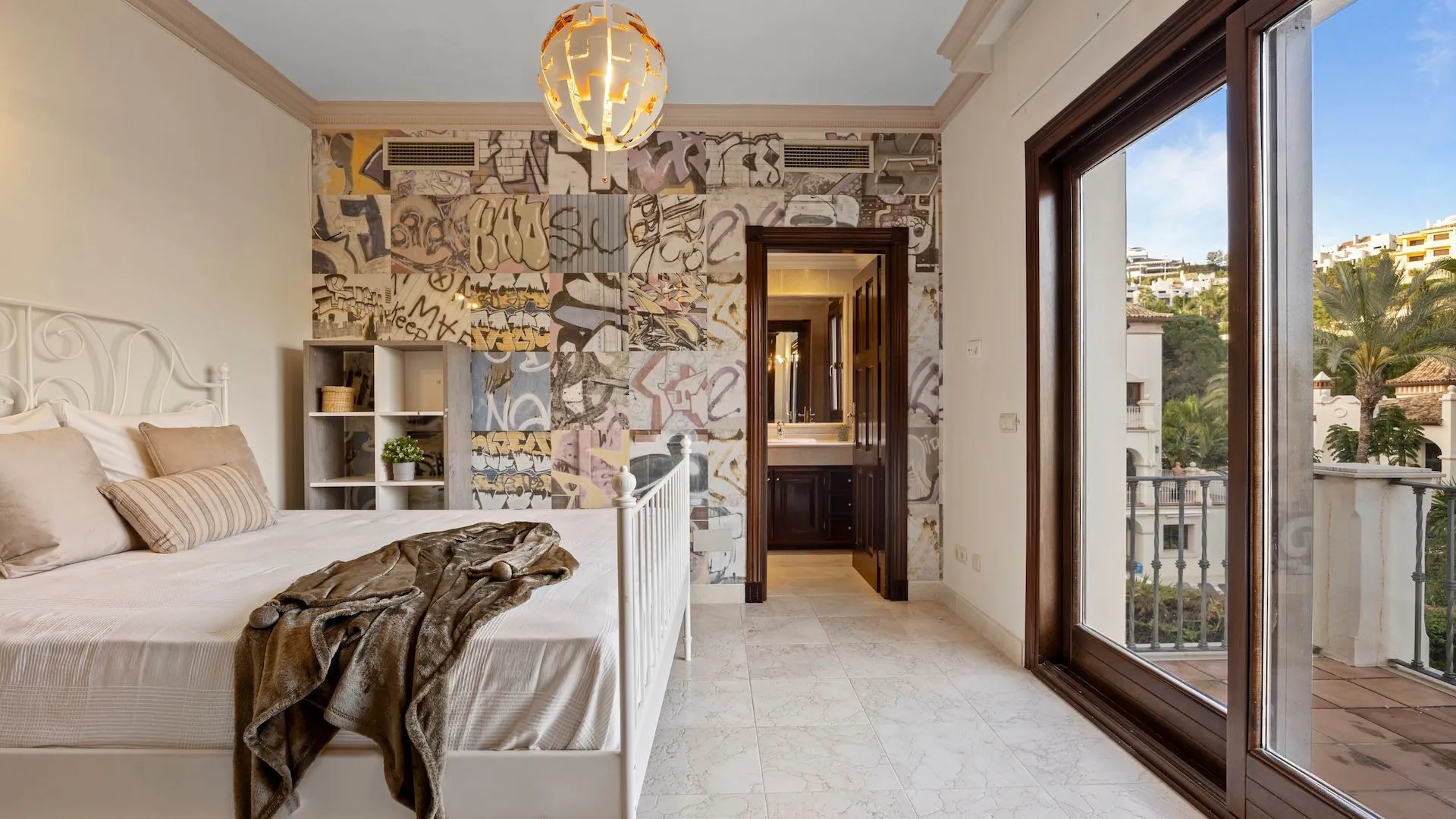 Se vende villa pareada en Los Arqueros de 6 dormitorios