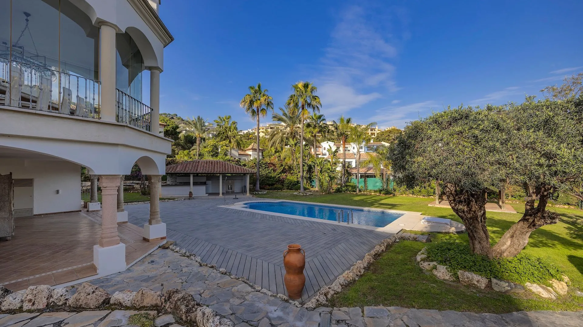 Se vende villa pareada en Los Arqueros de 6 dormitorios