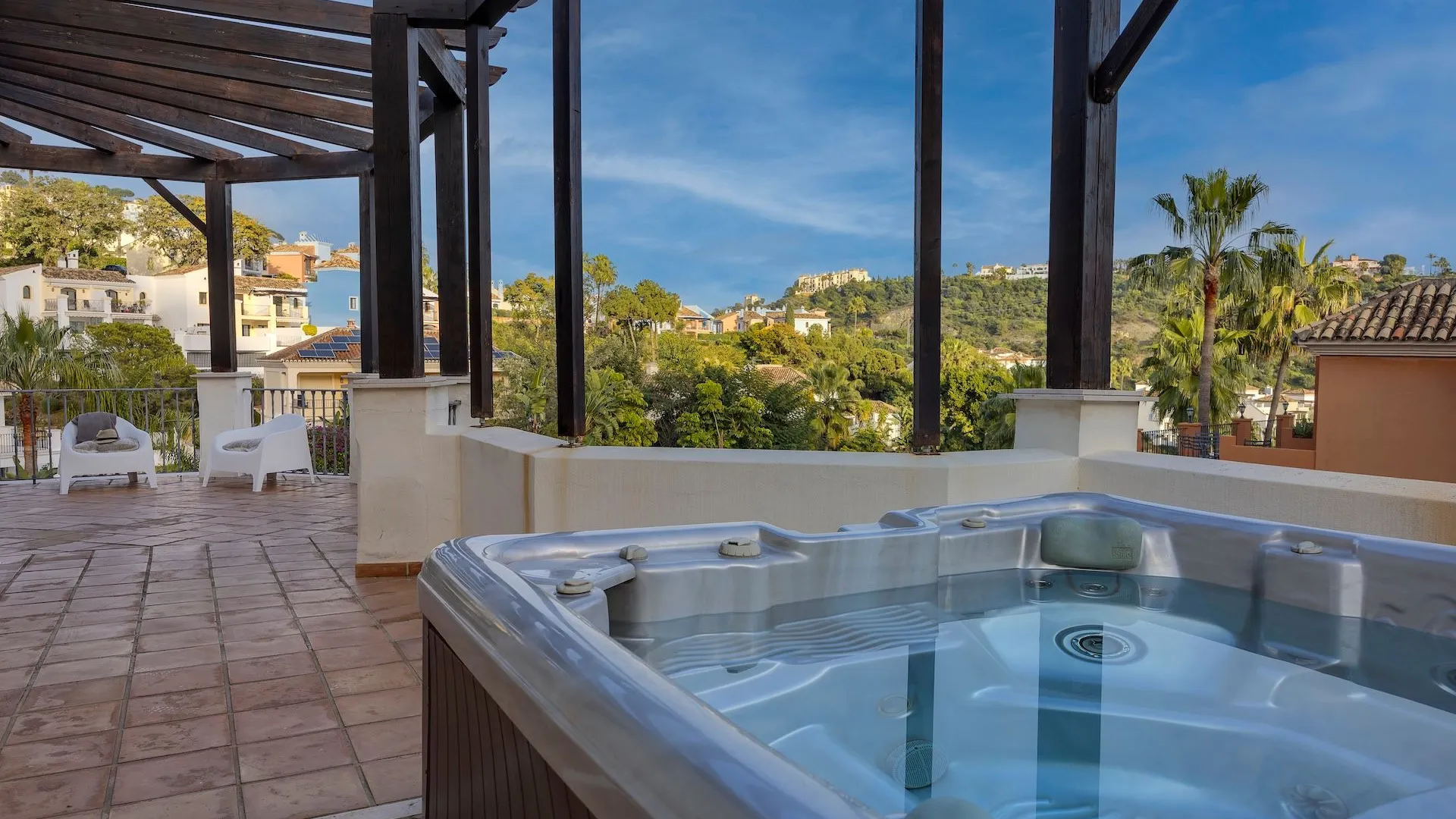 Se vende villa pareada en Los Arqueros de 6 dormitorios