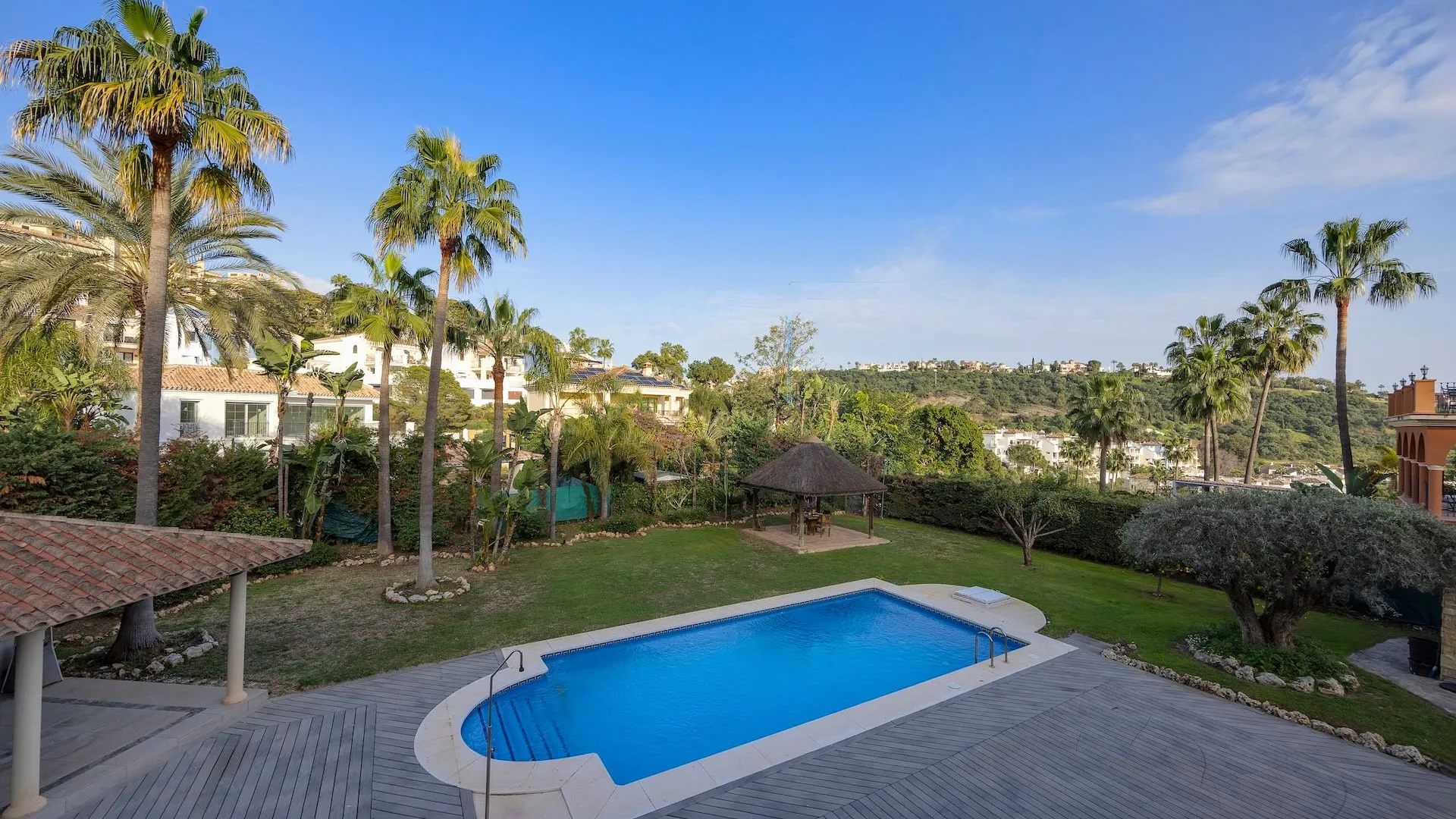 Se vende villa pareada en Los Arqueros de 6 dormitorios