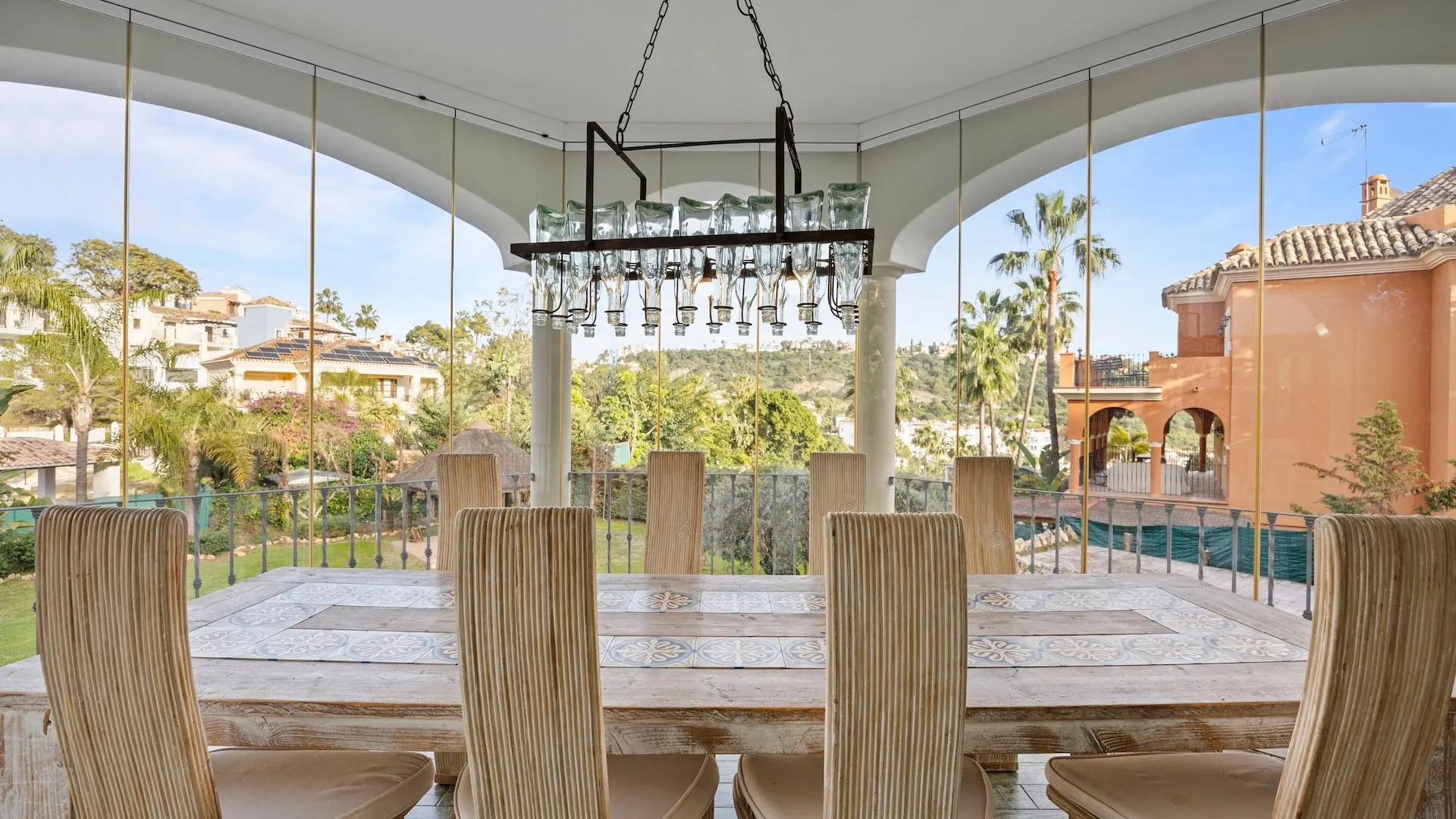 Se vende villa pareada en Los Arqueros de 6 dormitorios