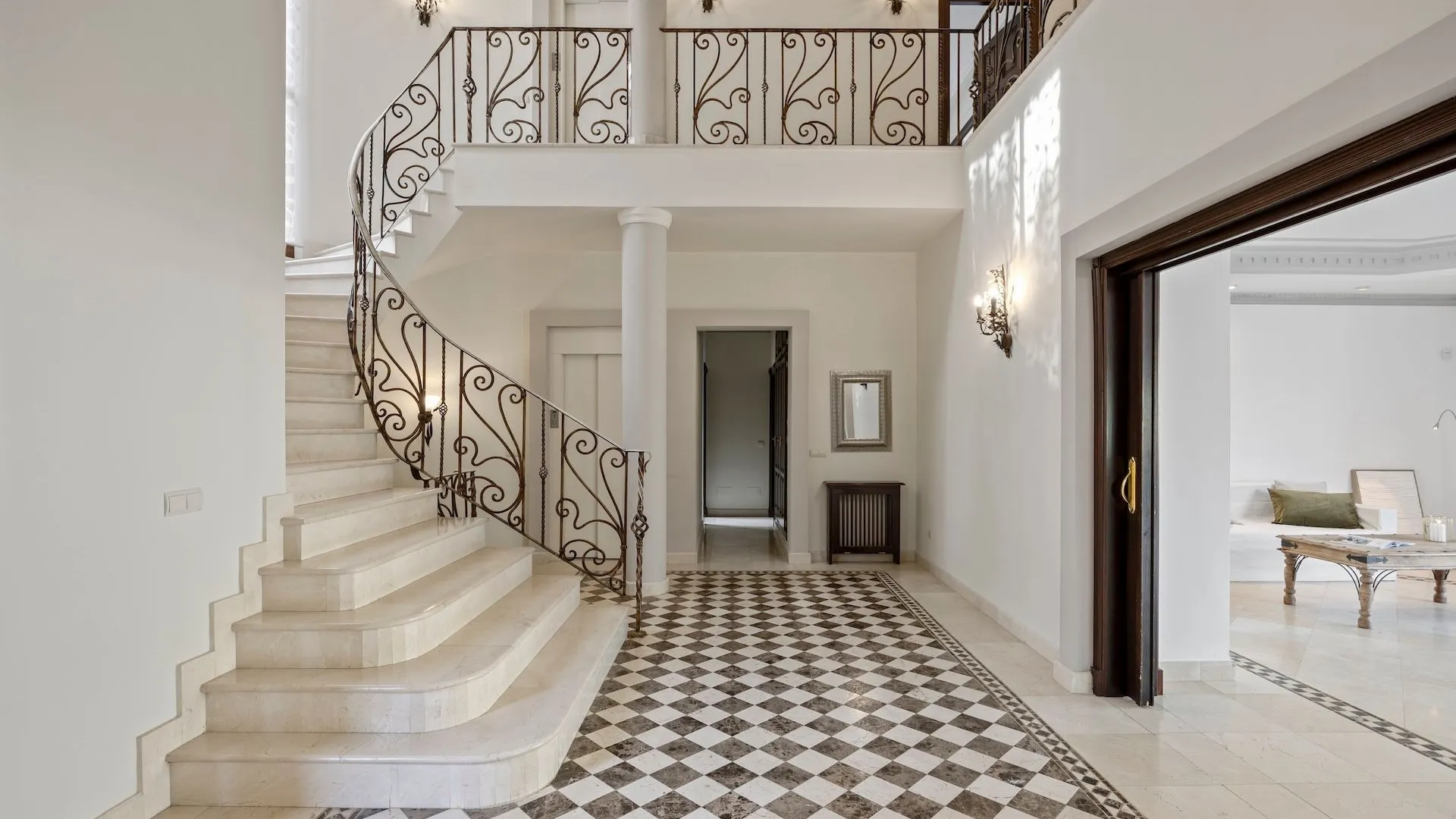 Se vende villa pareada en Los Arqueros de 6 dormitorios