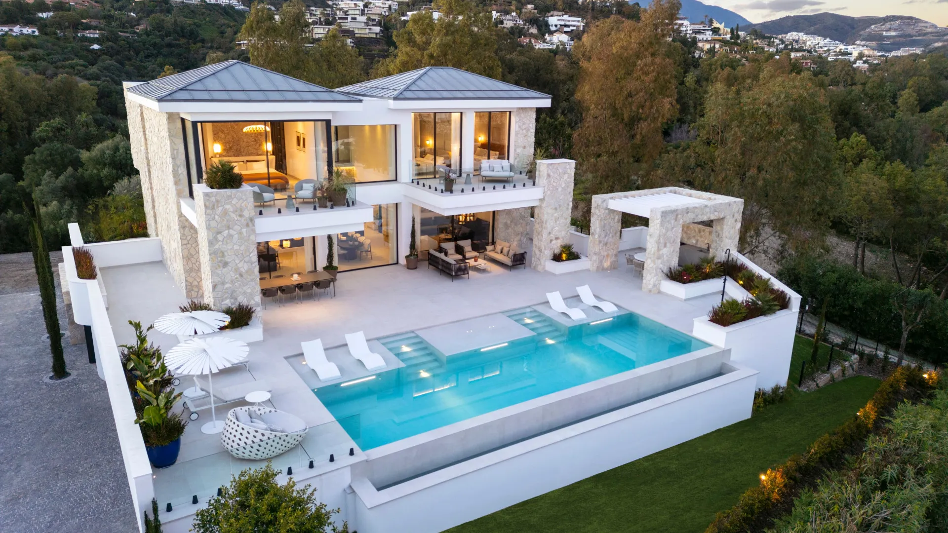 Buy villa in Benahavis with 5 bedrooms