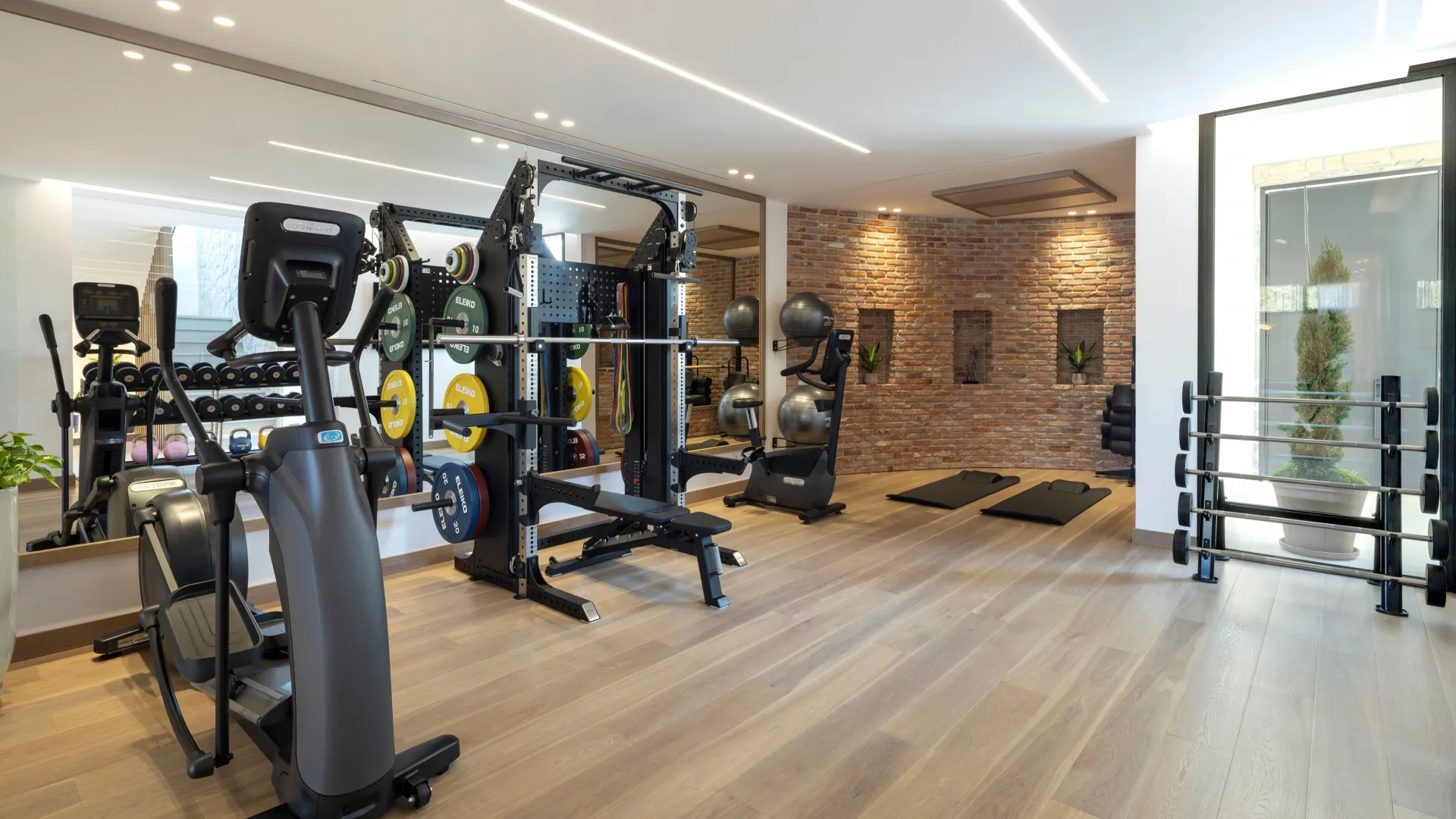 Buy villa in Benahavis with 5 bedrooms