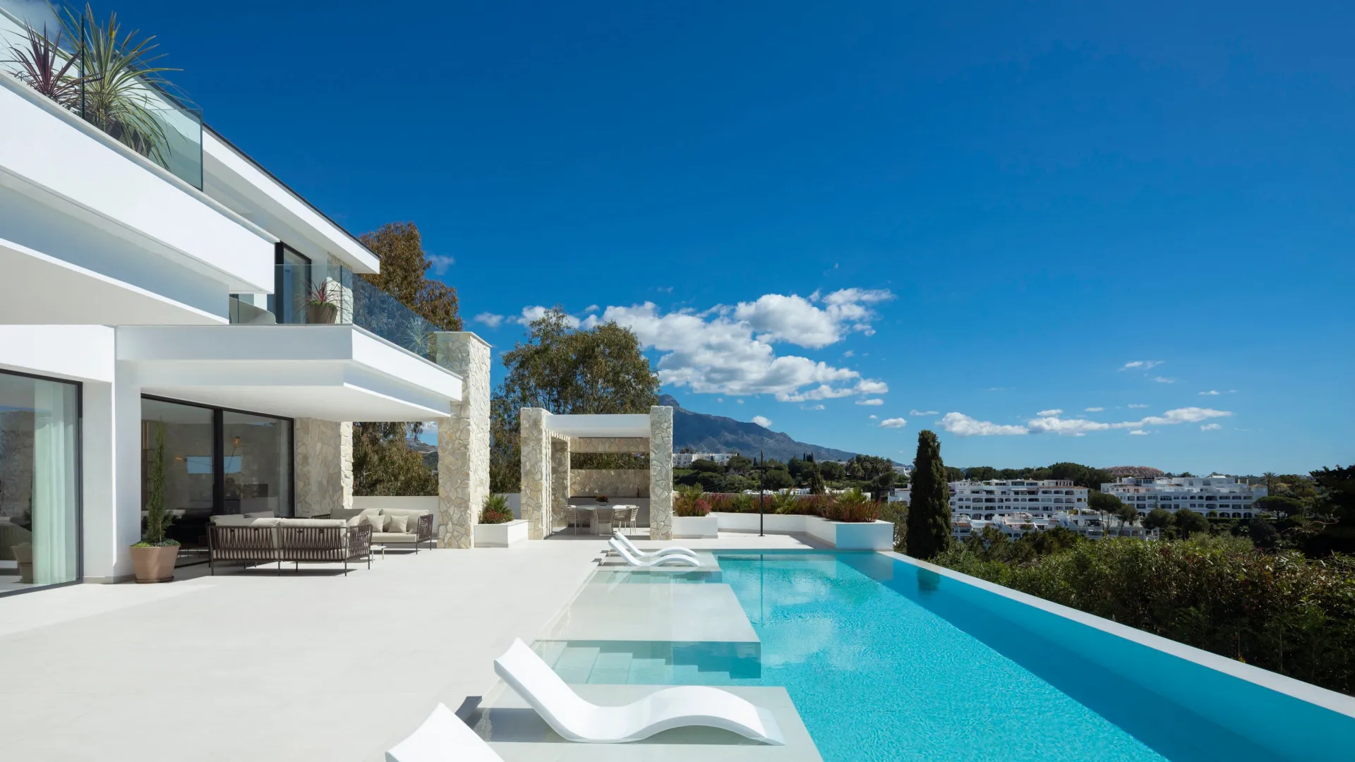 Buy villa in Benahavis with 5 bedrooms