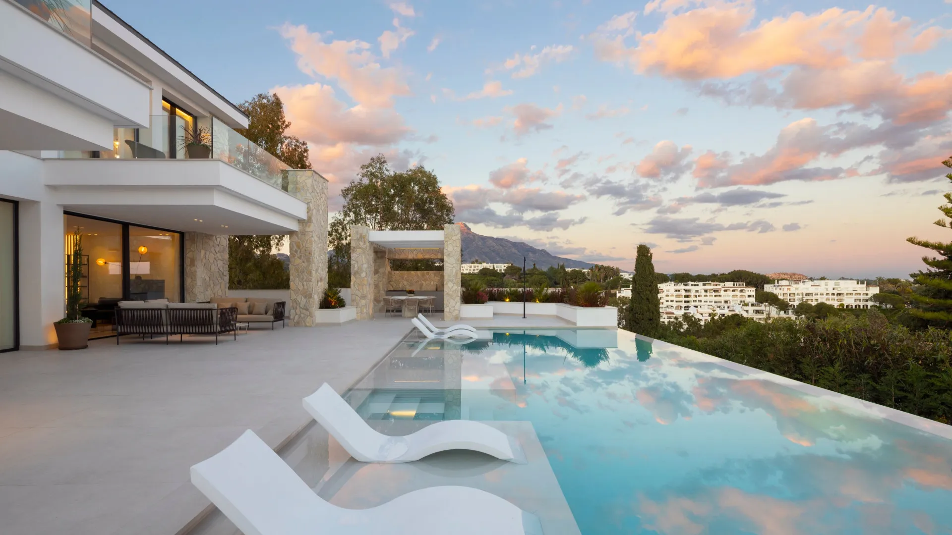 Buy villa in Benahavis with 5 bedrooms