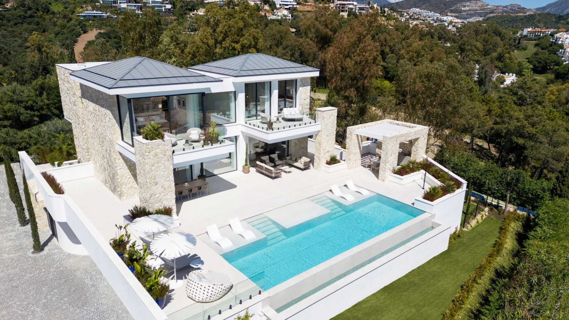 Buy villa in Benahavis with 5 bedrooms