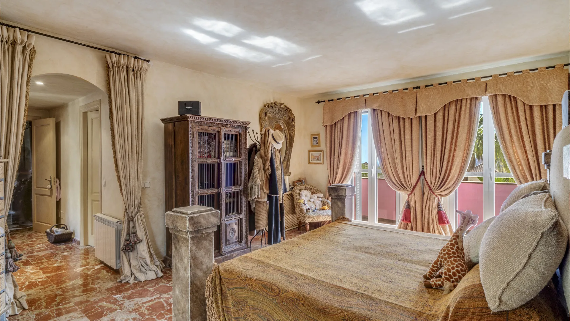 Villa a la venta en Benahavis con 5 dormitorios