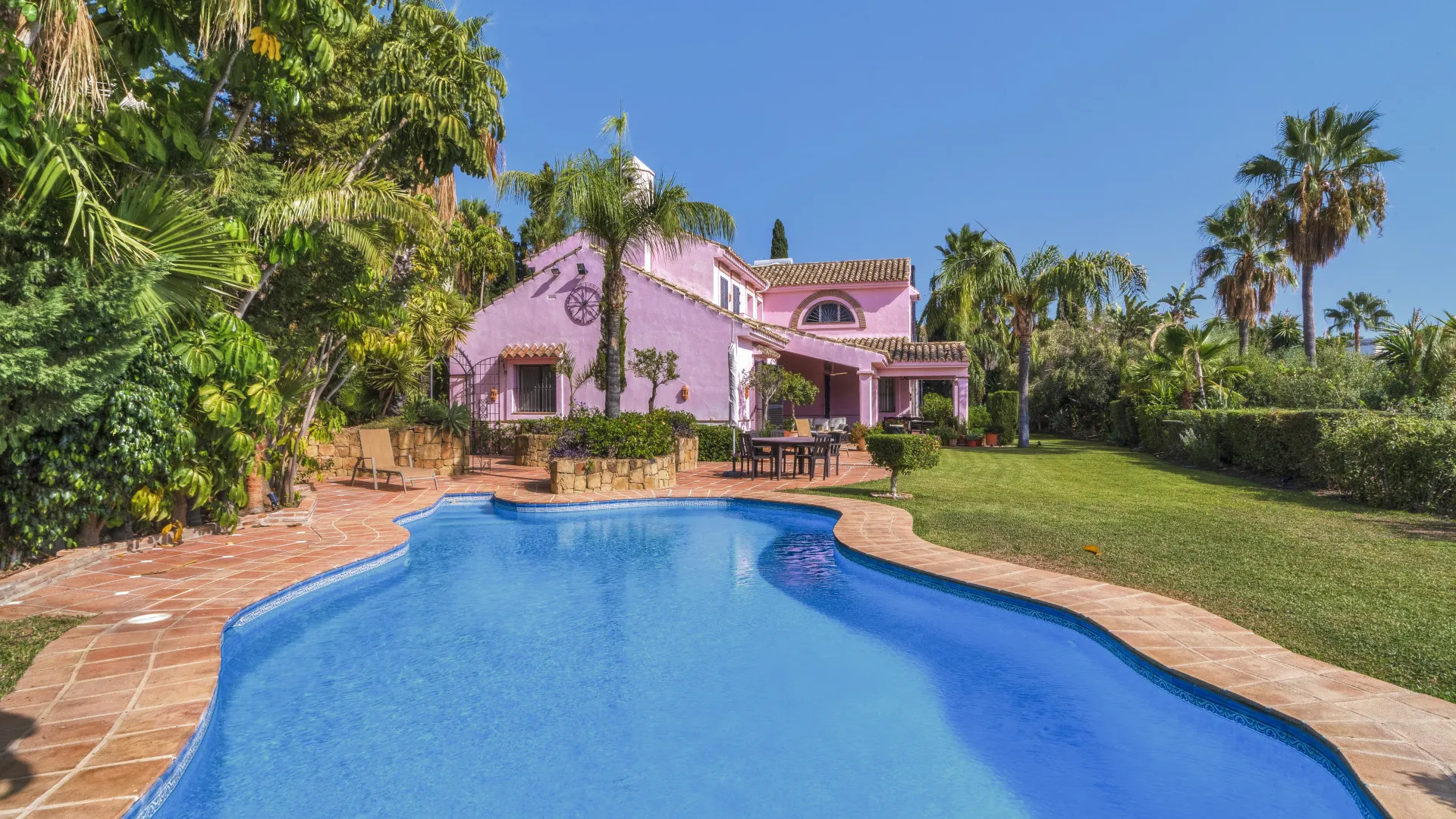 Villa a la venta en Benahavis con 5 dormitorios