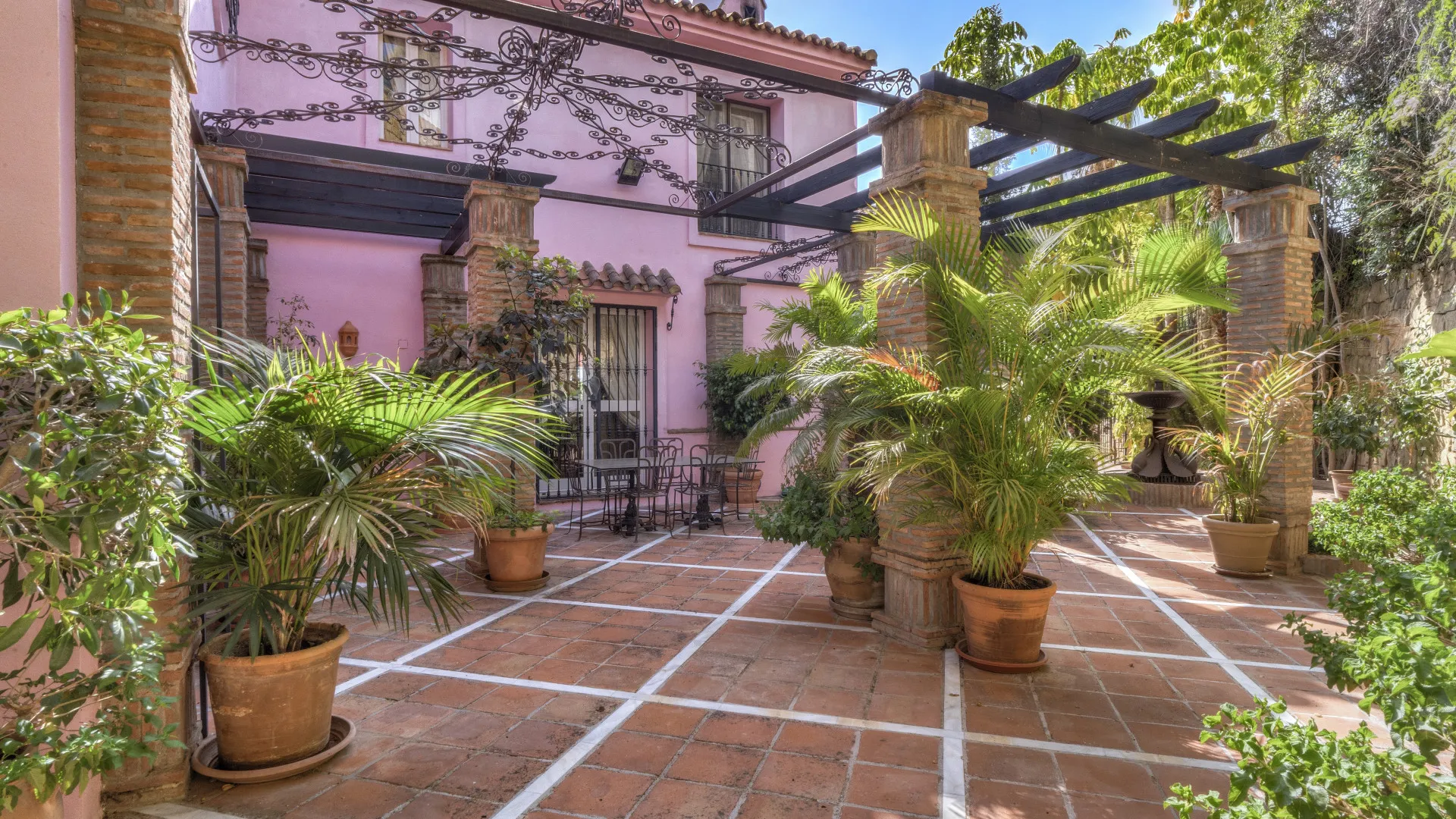 Villa a la venta en Benahavis con 5 dormitorios