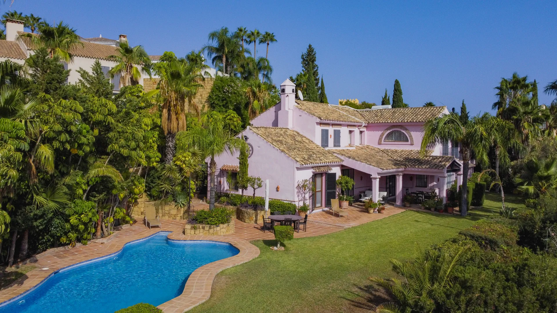 Villa a la venta en Benahavis con 5 dormitorios