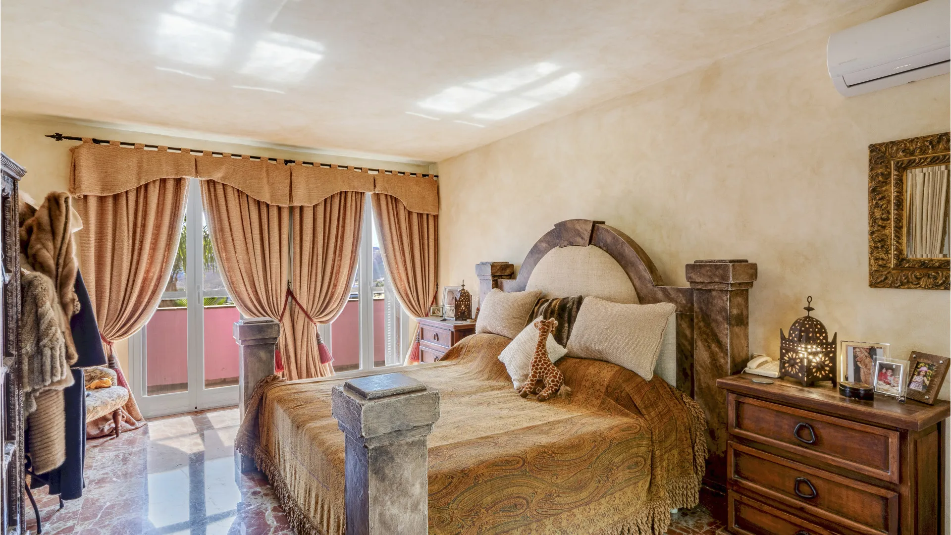 Villa a la venta en Benahavis con 5 dormitorios