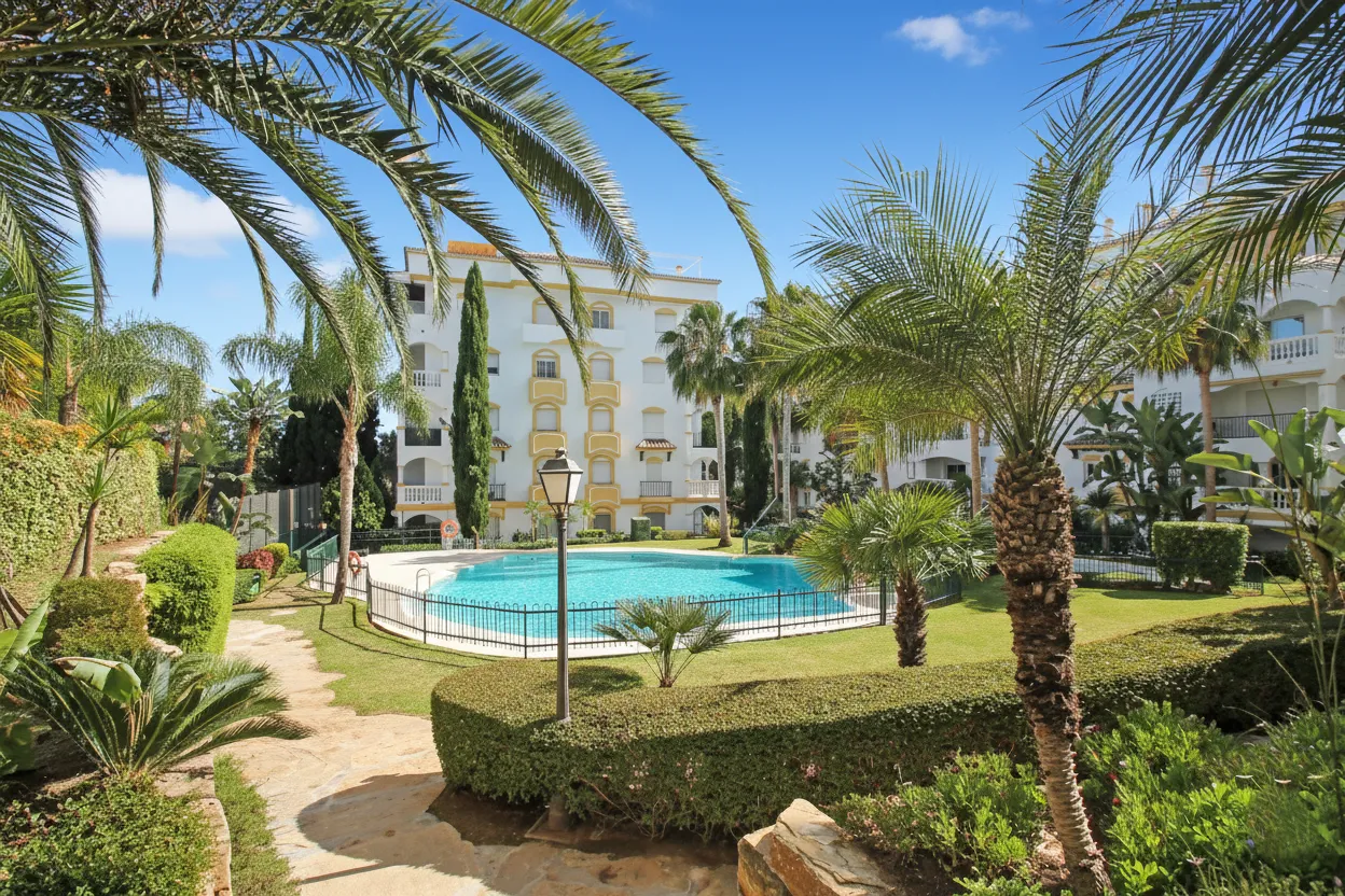 Apartamento planta baja con 2 dormitorios en venta en Hacienda Nagüeles II