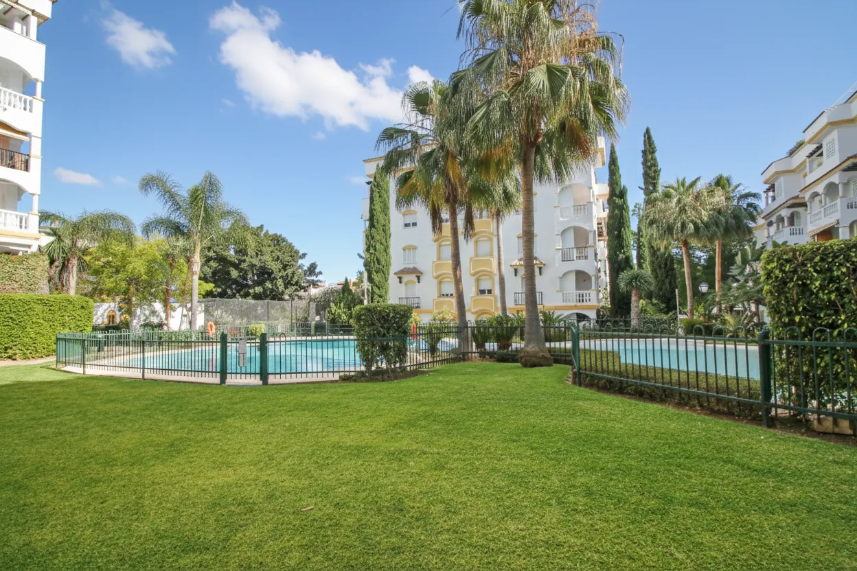 Apartamento planta baja con 2 dormitorios en venta en Hacienda Nagüeles II