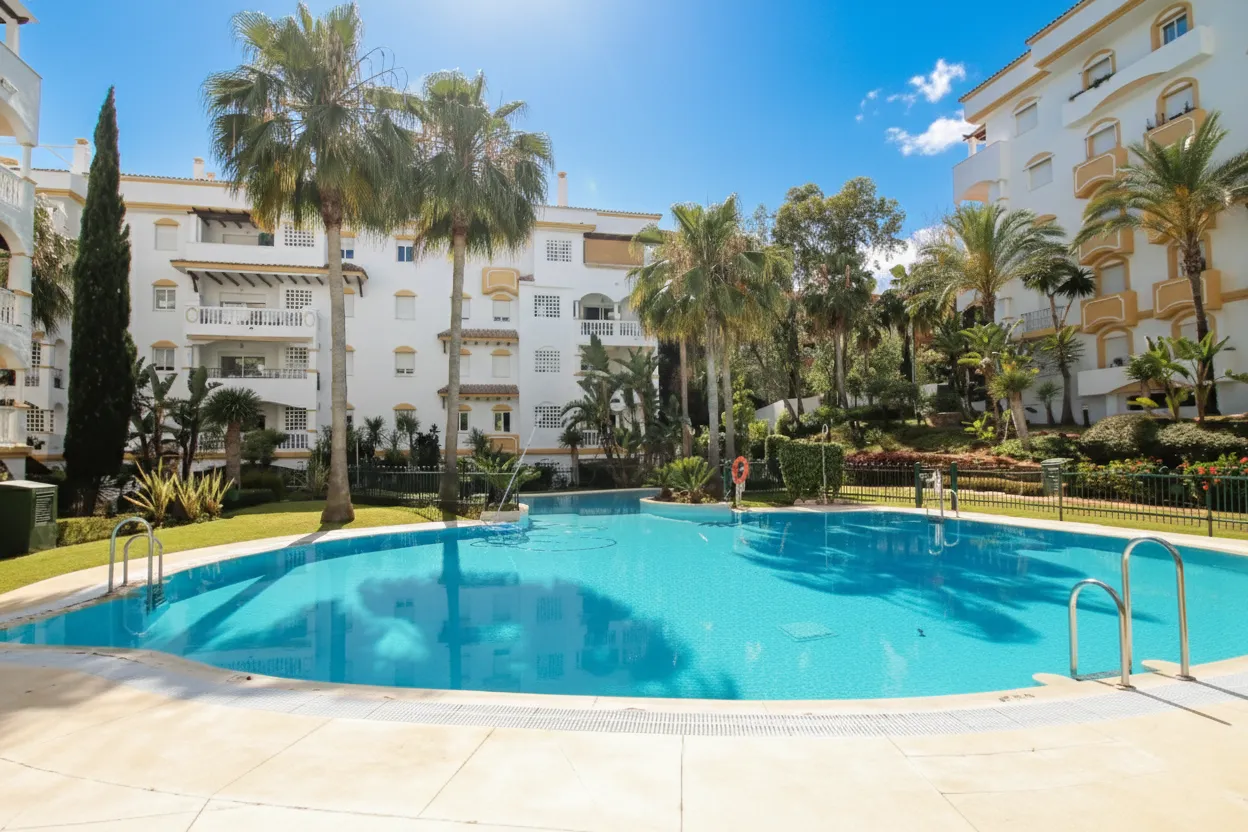 Apartamento planta baja con 2 dormitorios en venta en Hacienda Nagüeles II