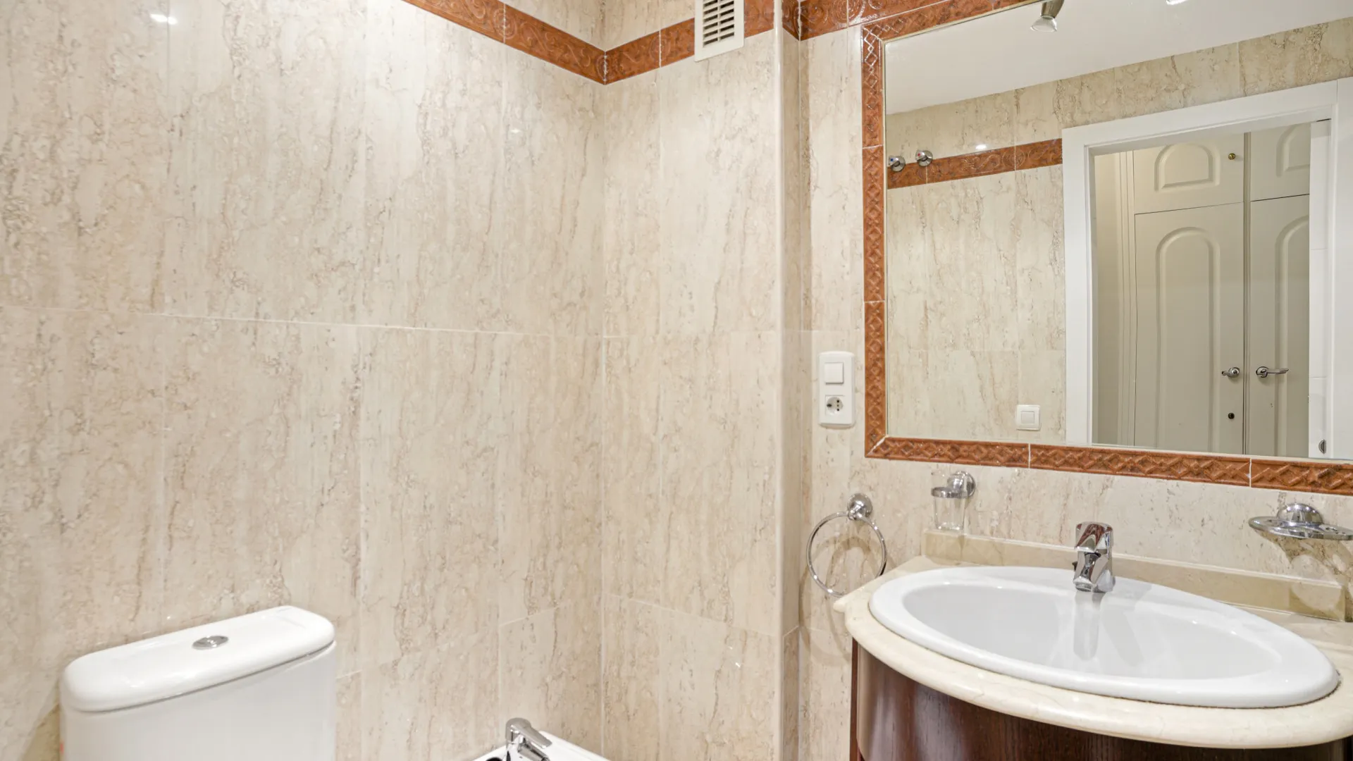 For sale ground floor apartment in Elviria with 2 bedrooms