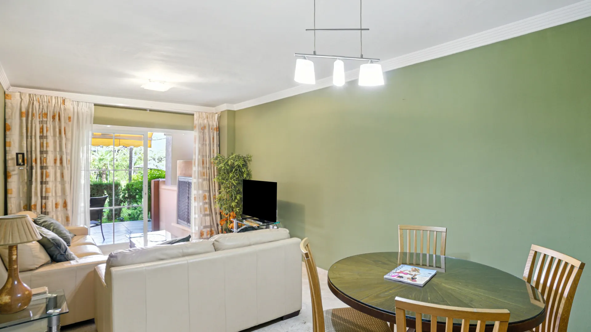 For sale ground floor apartment in Elviria with 2 bedrooms