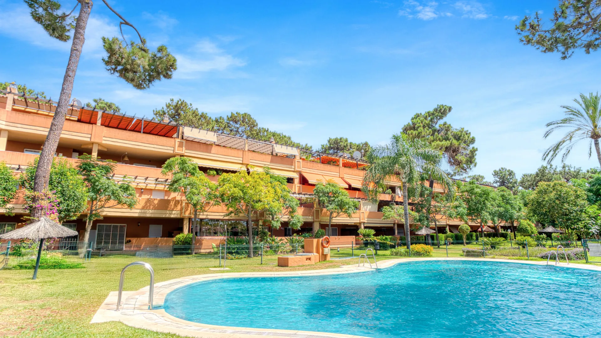 For sale ground floor apartment in Elviria with 2 bedrooms