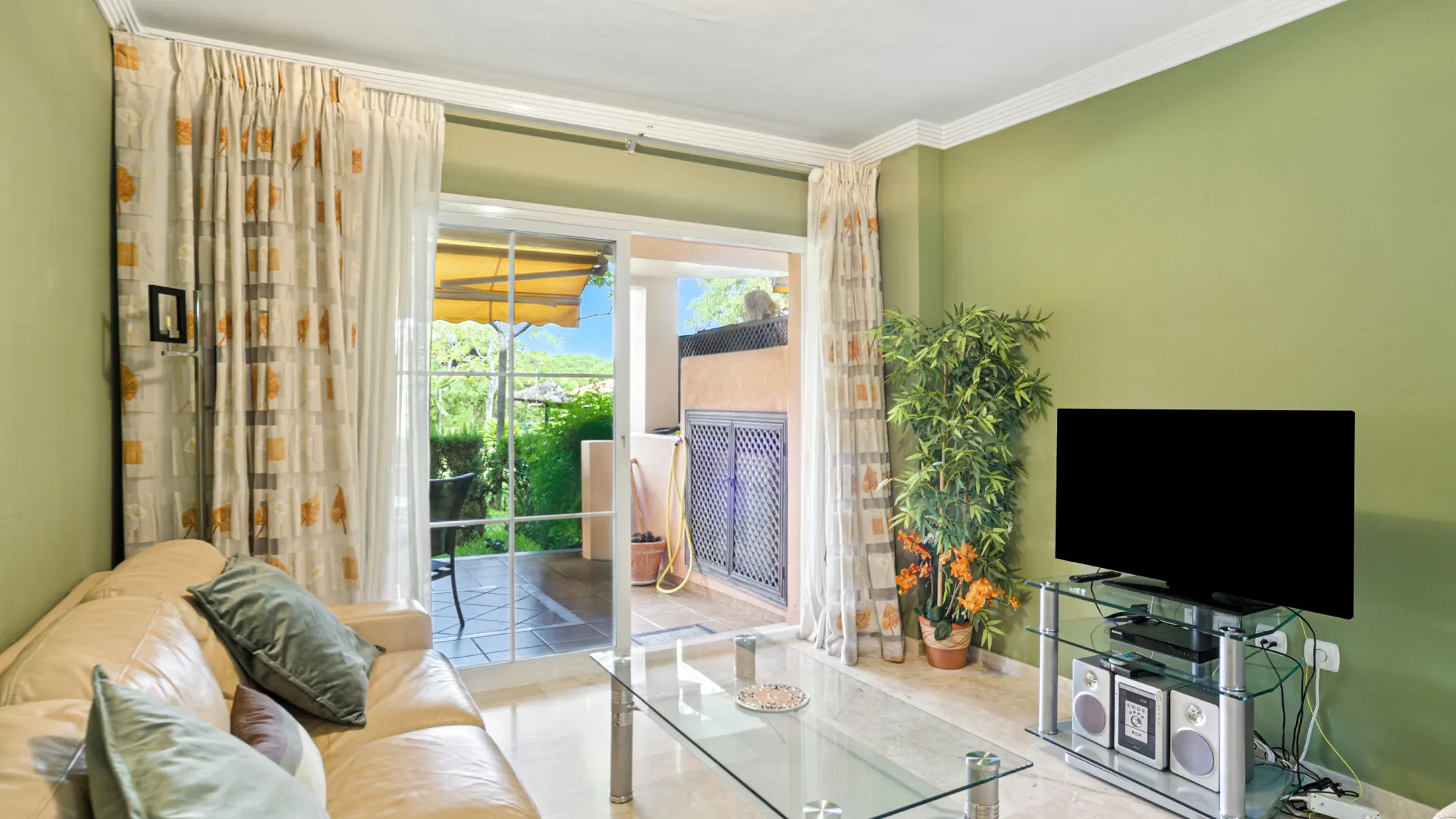 For sale ground floor apartment in Elviria with 2 bedrooms