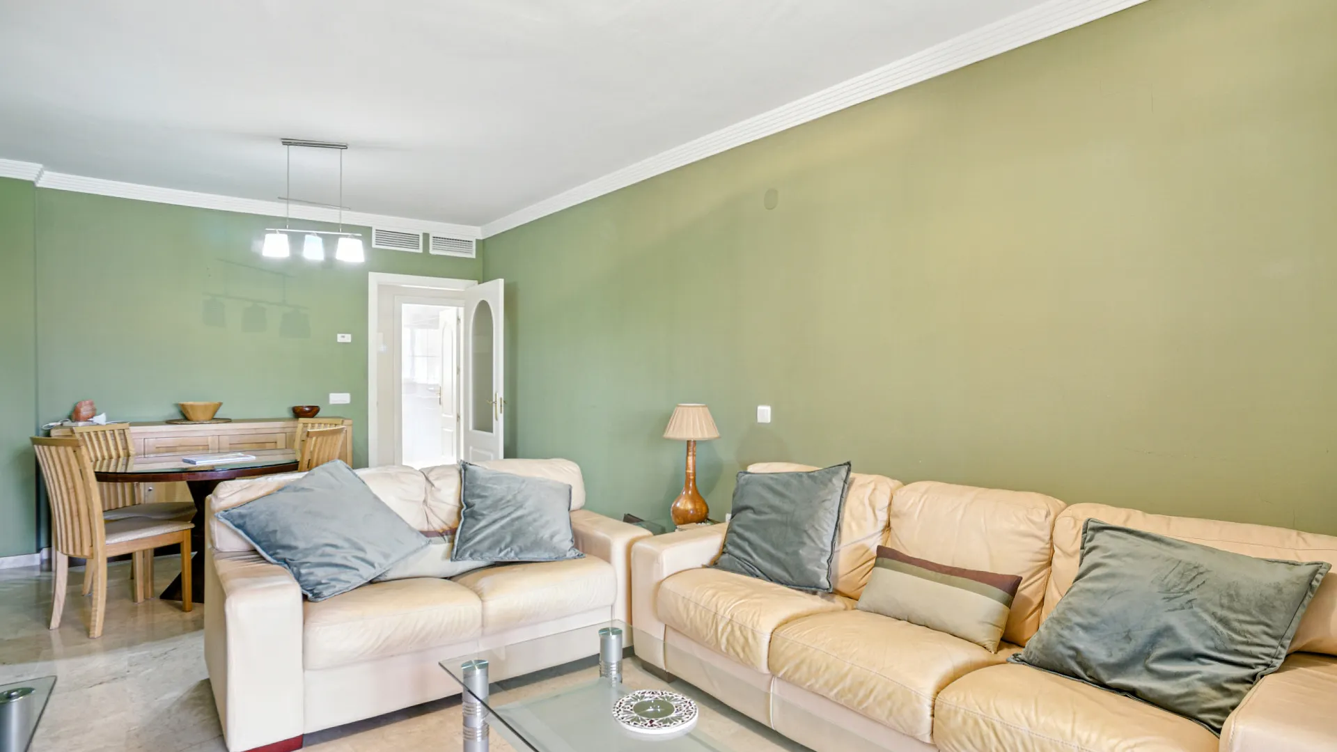 For sale ground floor apartment in Elviria with 2 bedrooms