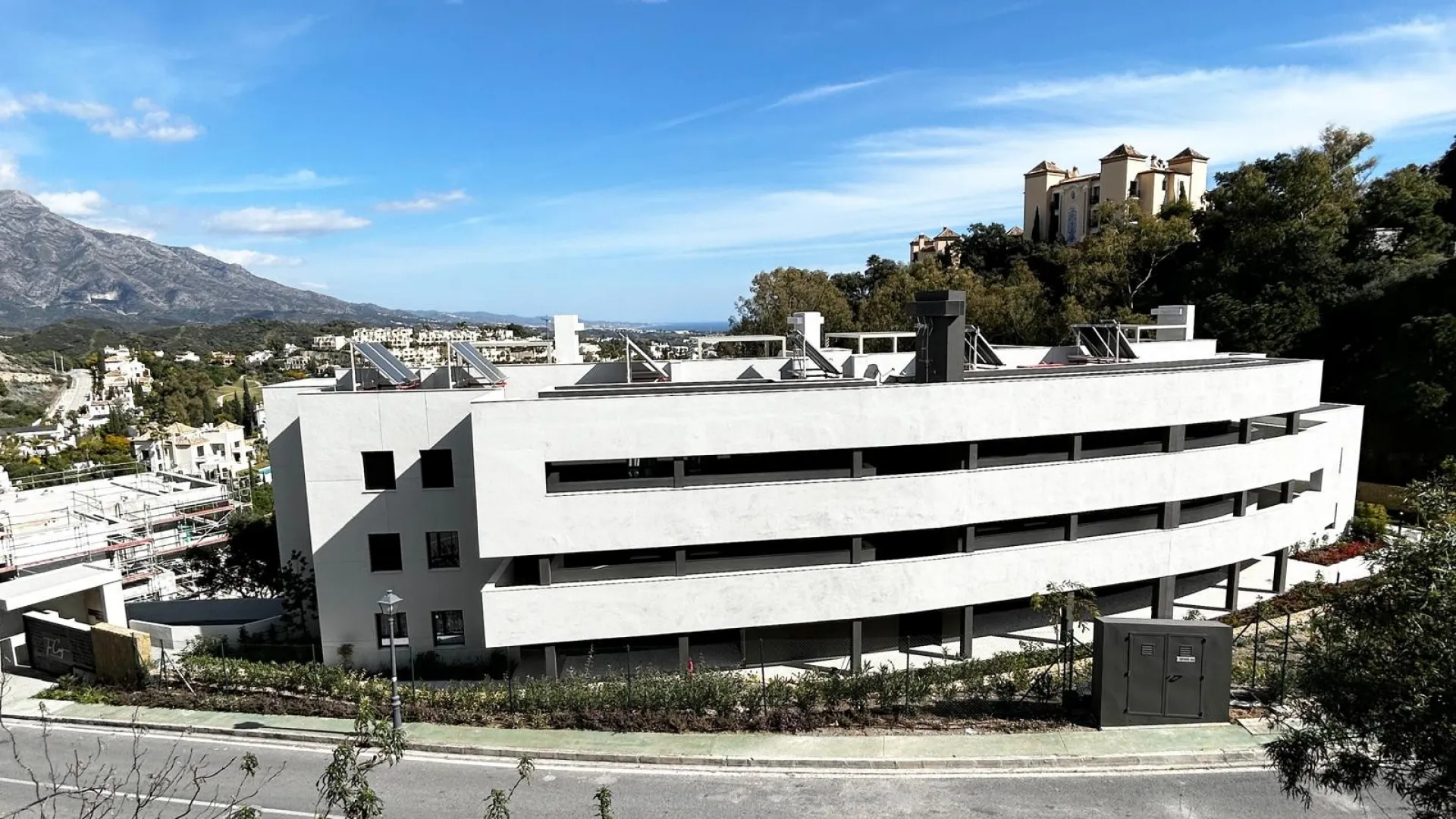 For sale apartment in The Crest with 3 bedrooms