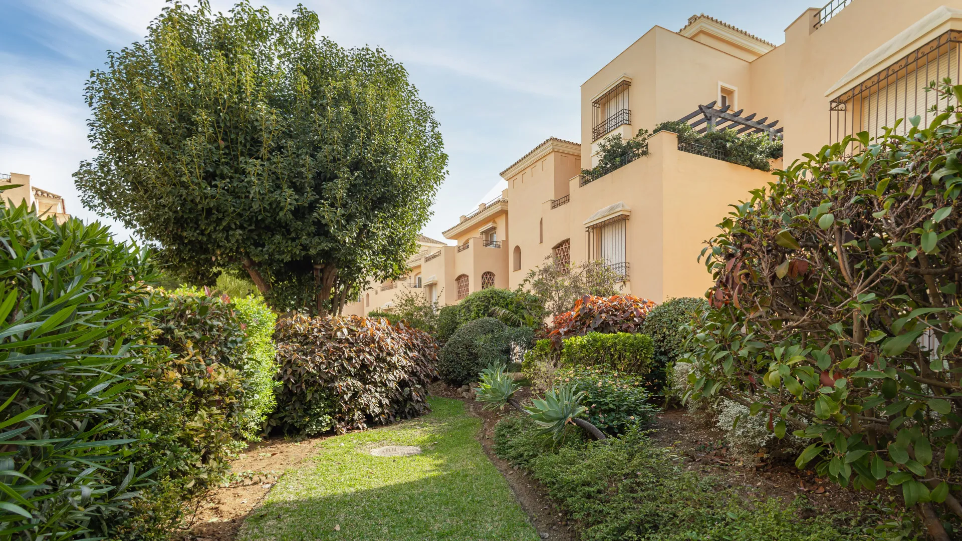 For sale ground floor apartment with 3 bedrooms in Hacienda Elviria